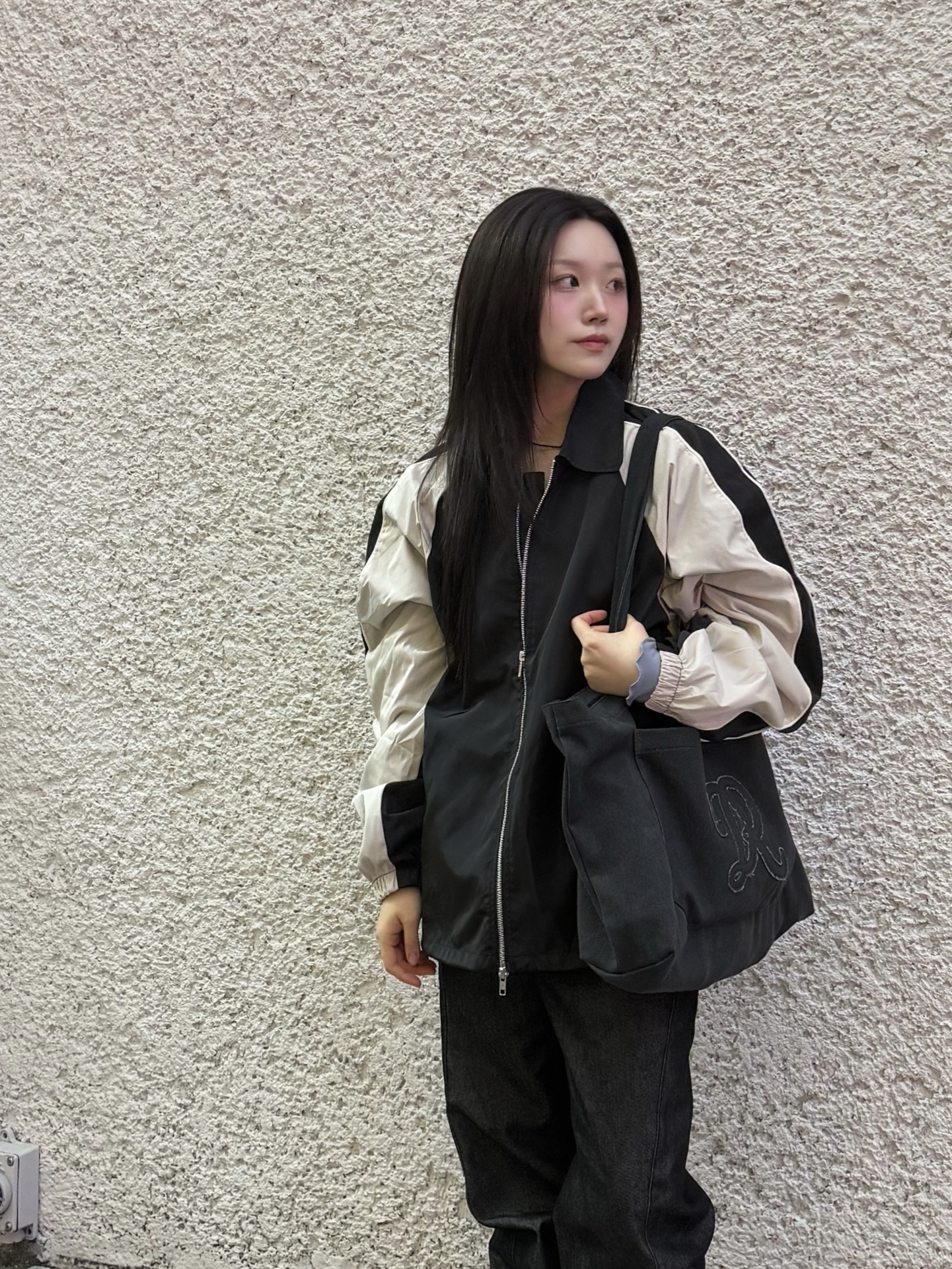 SLOW RECORD HOUSE Piping Line Windbreaker Black & Beige 착용 스타일 - 5