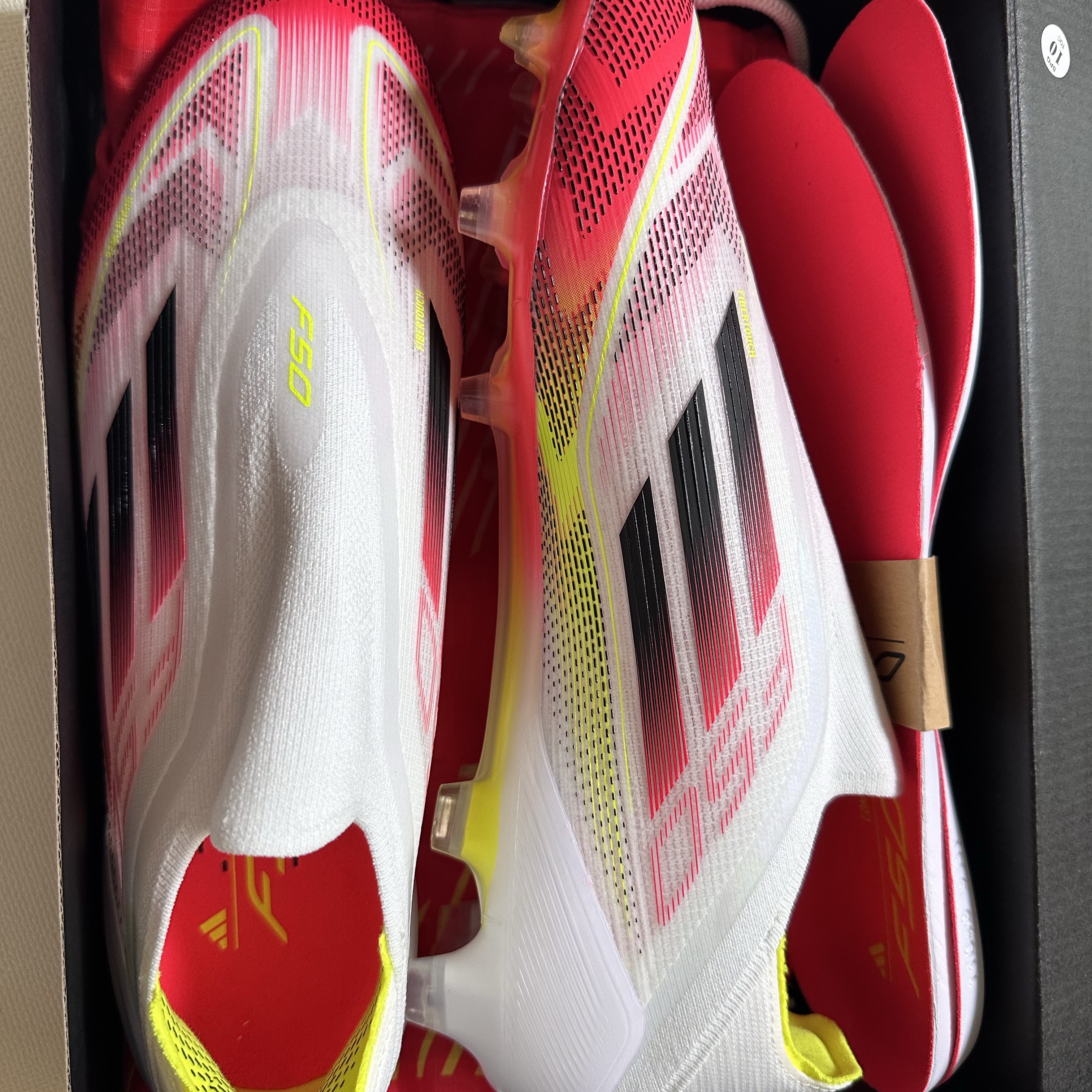 Adidas F50 Elite Laceless FG Cloud White Core Black 착용 스타일