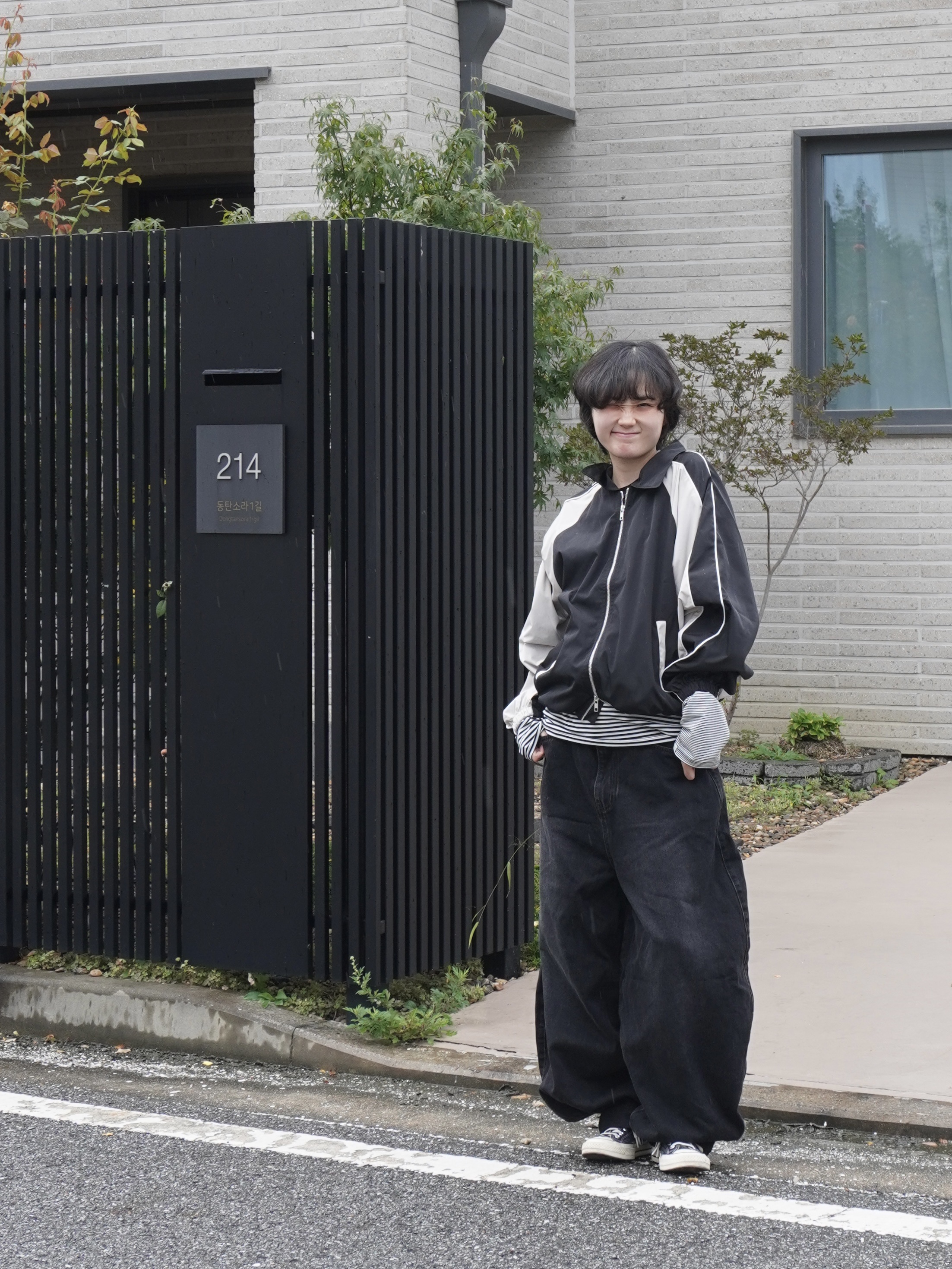 SLOW RECORD HOUSE Piping Line Windbreaker Black & Beige 착용 스타일 - 2