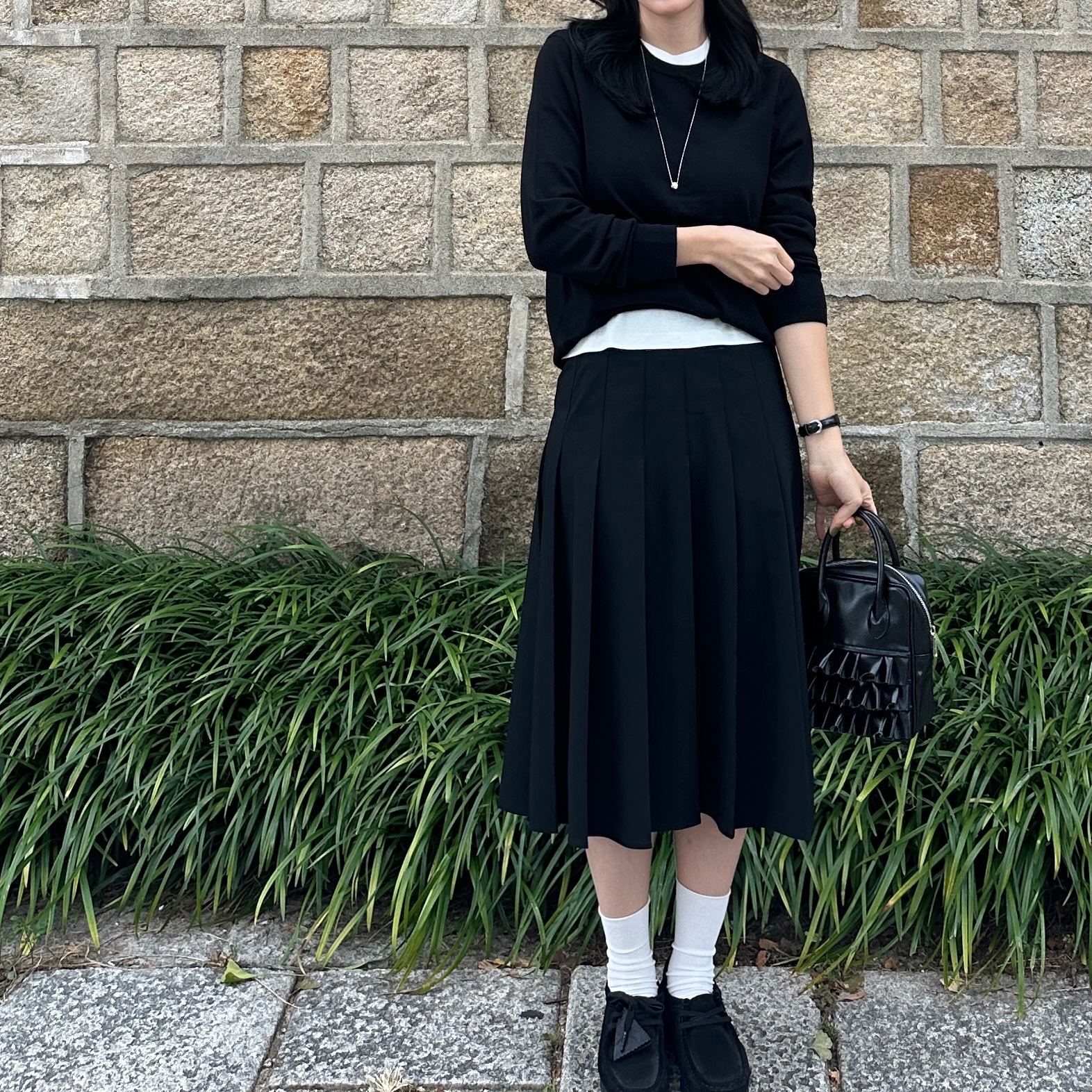 Comme des Garcons Girl Ruffled Duffle Bag Black, (W) Clarks Wallabee Black Suede 착용 스타일 - 2