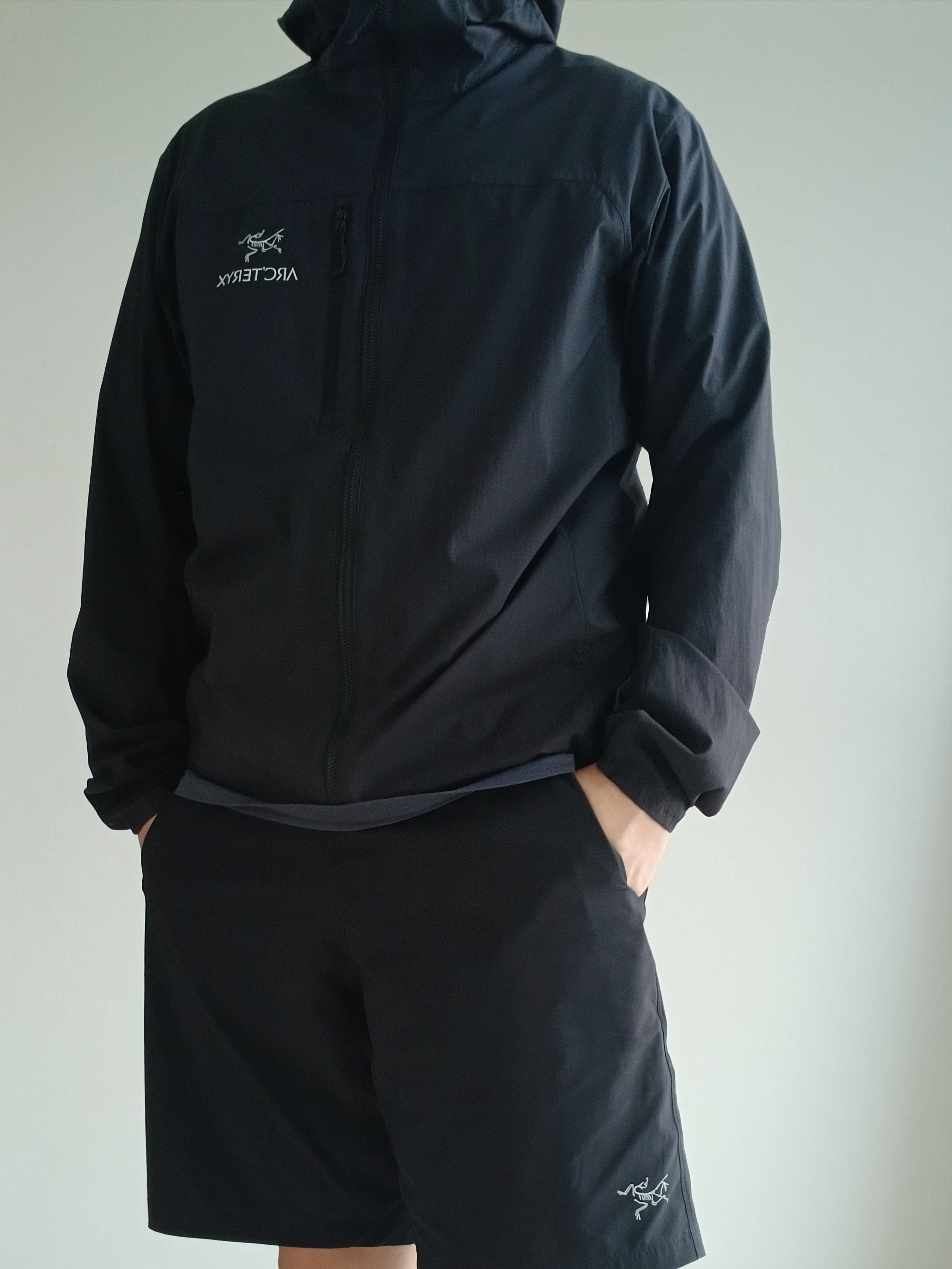 Arc'teryx Squamish Hoody Black, Arc'teryx Cormac Logo SS T-Shirt Black Sapphire Heather 착용 스타일 - 5