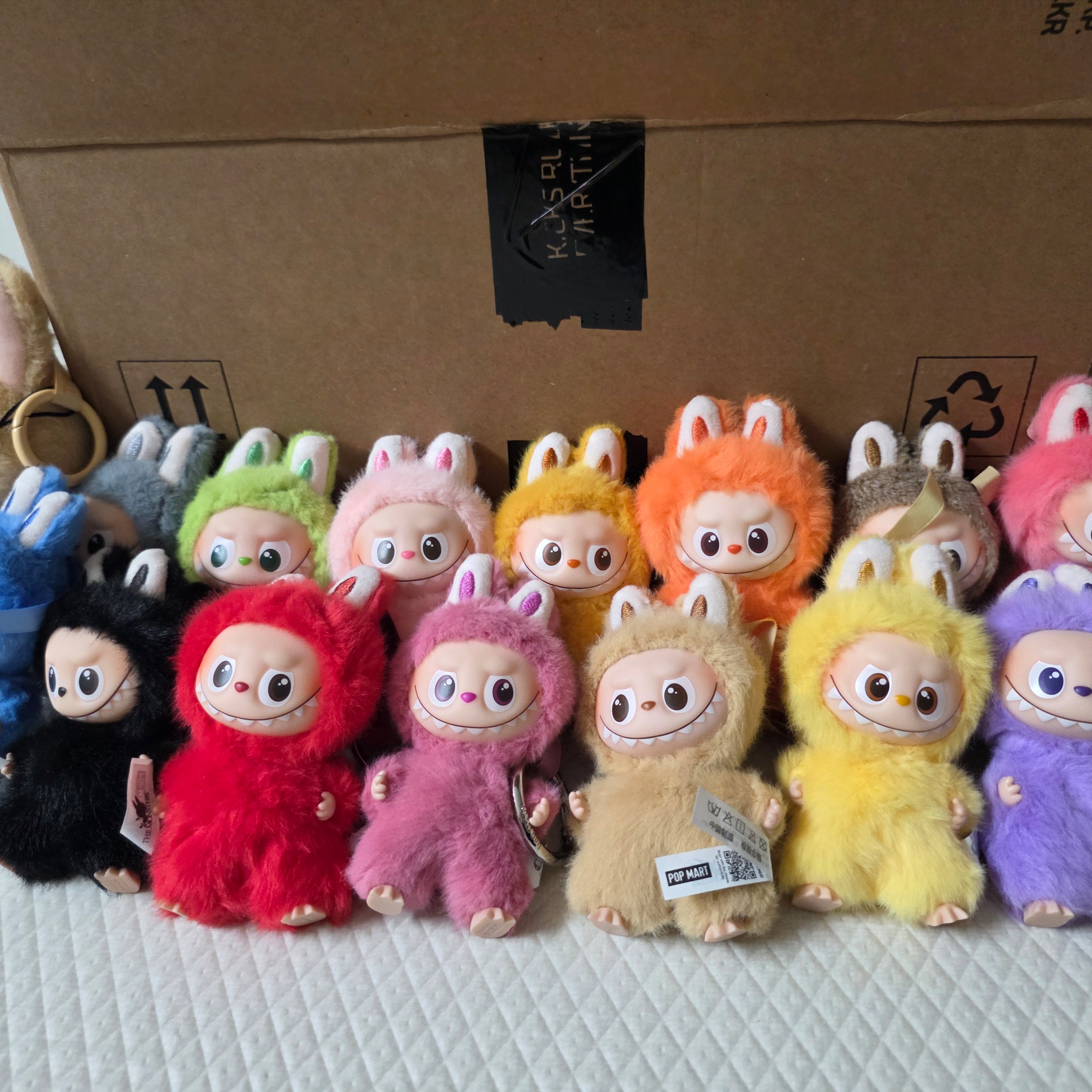 Pop Mart Labubu The Monsters Pin For Love Series Vinyl Plush Pendant Sealed Case (N-Z) (14 Blind Boxes) 착용 스타일