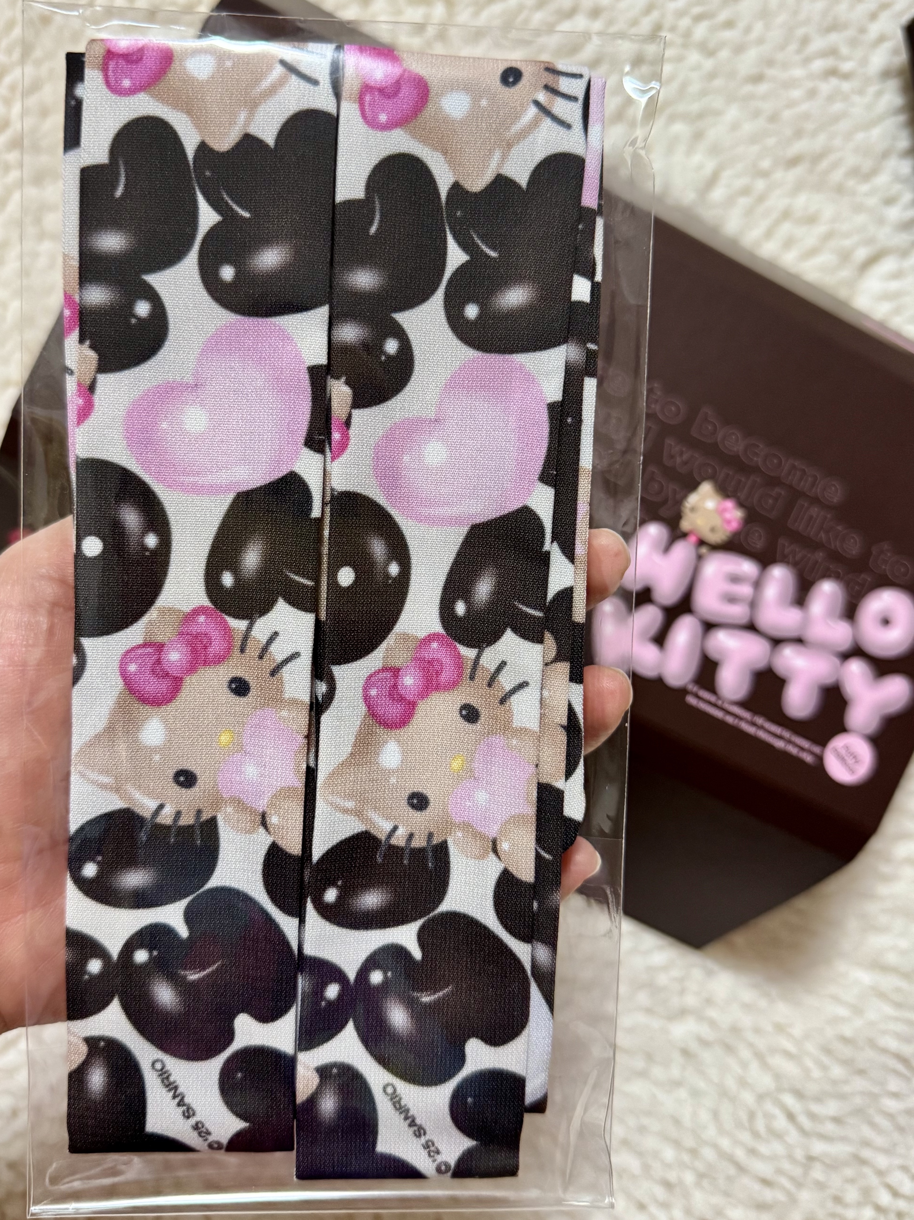Taw&Toe x Sanrio Tan Hello Kitty Scarf Black 착용 스타일 - 4