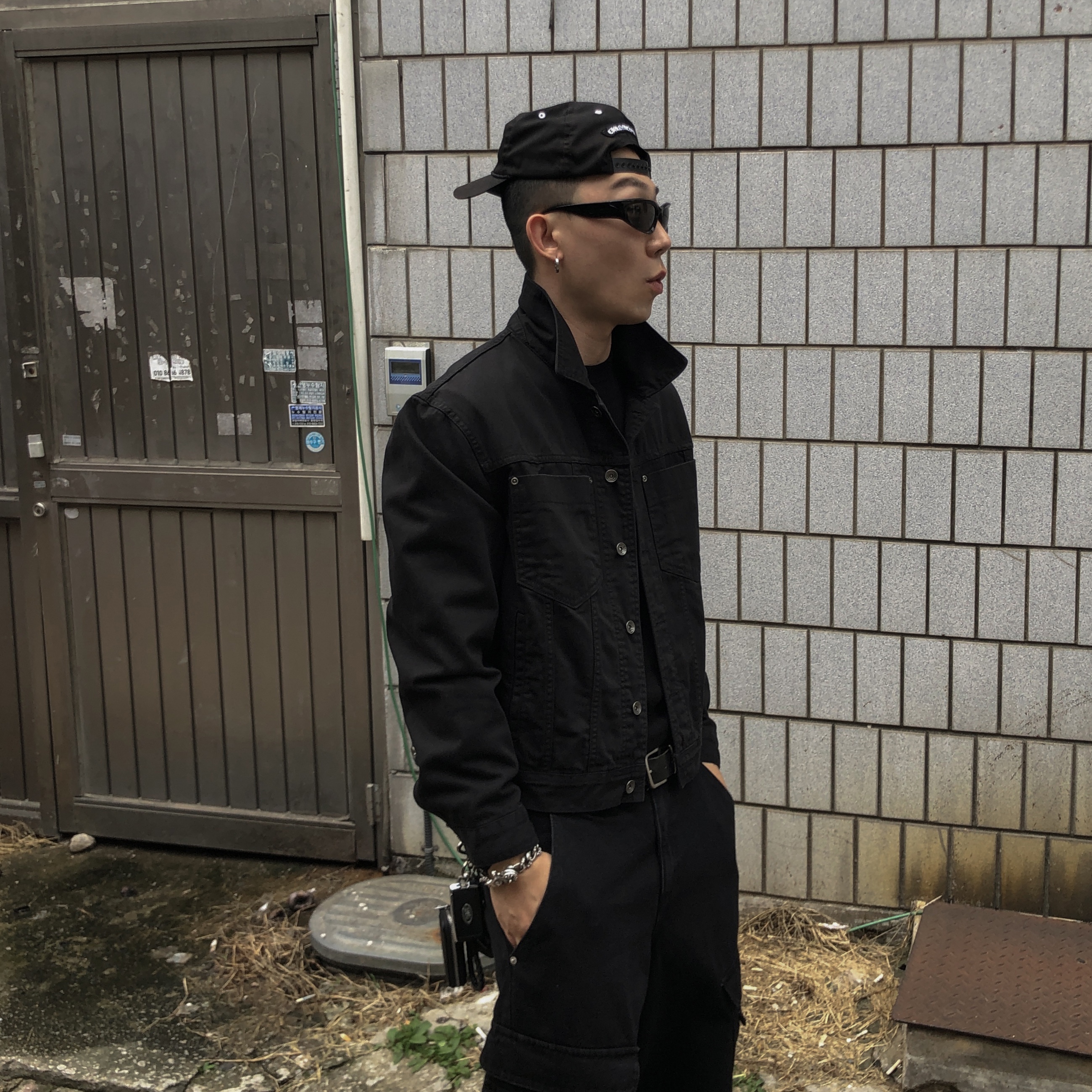 Chrome Hearts Gas Station Cemetery Trucker Hat Black, Vans Vault x Bianca Chandon Classic Slip-On LX Stressed Black White 착용 스타일 - 1