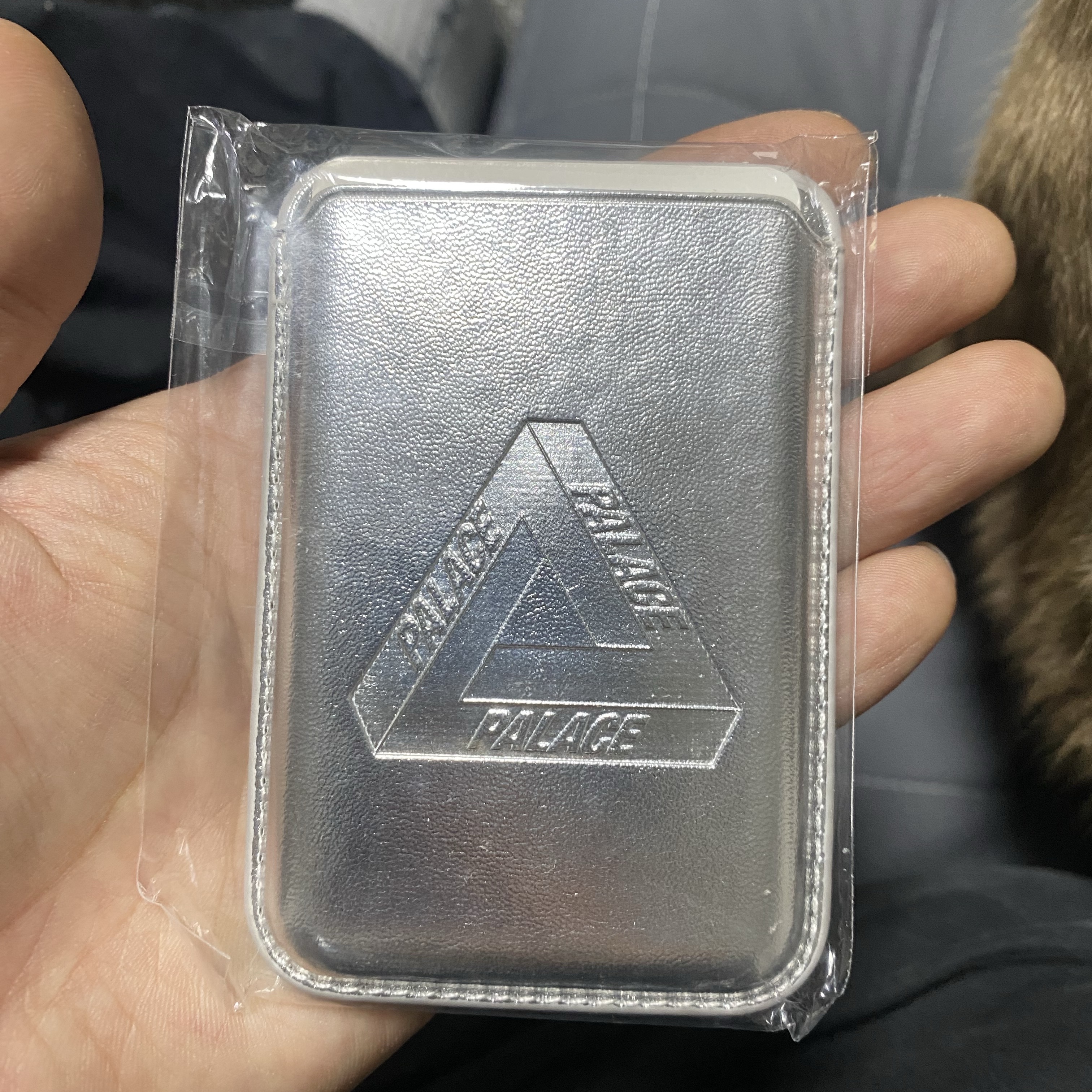 Palace Magsafe Wallet Silver - 25SS 착용 스타일