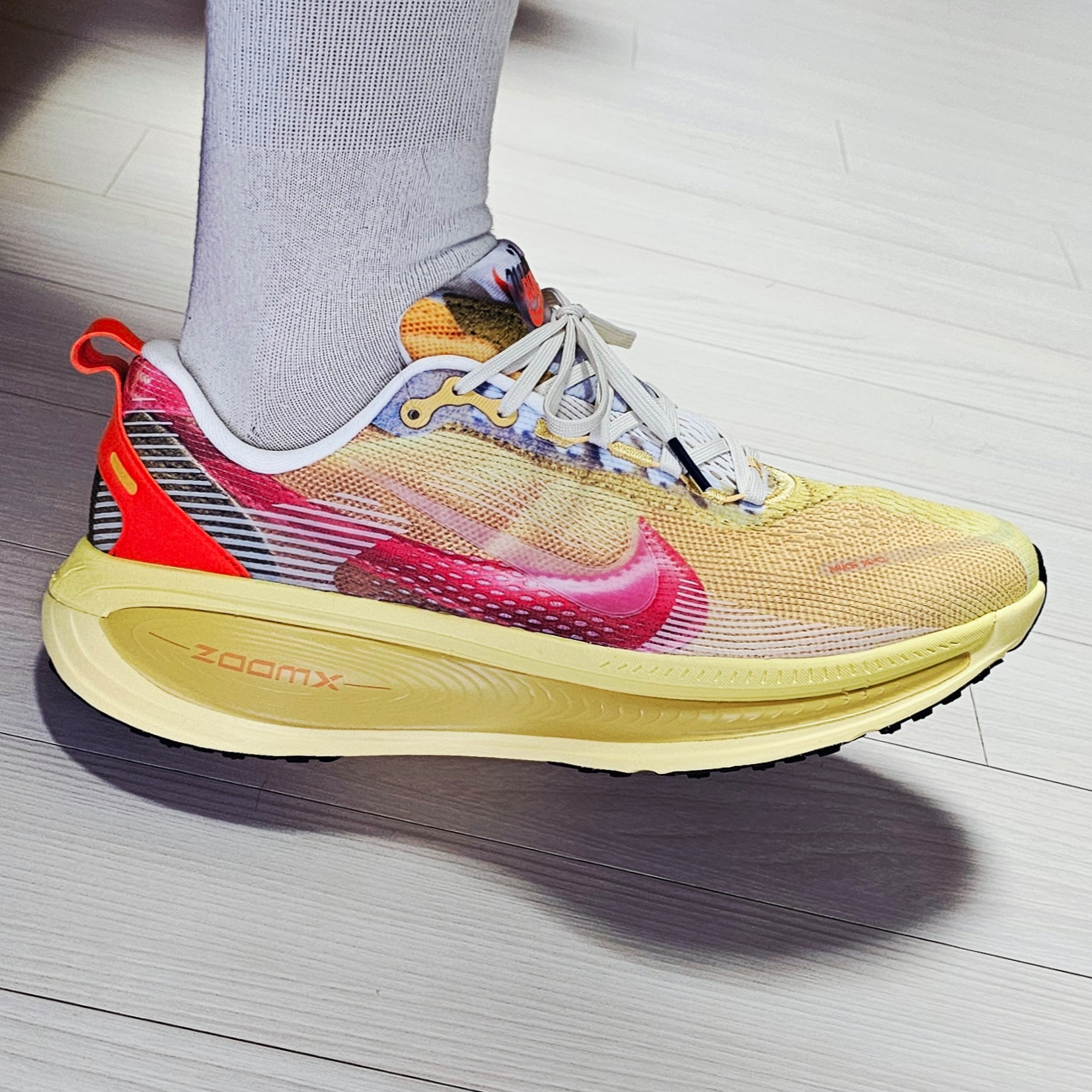 Nike Vomero 18 SE Multicolor Vivid Sulphur 착용 스타일