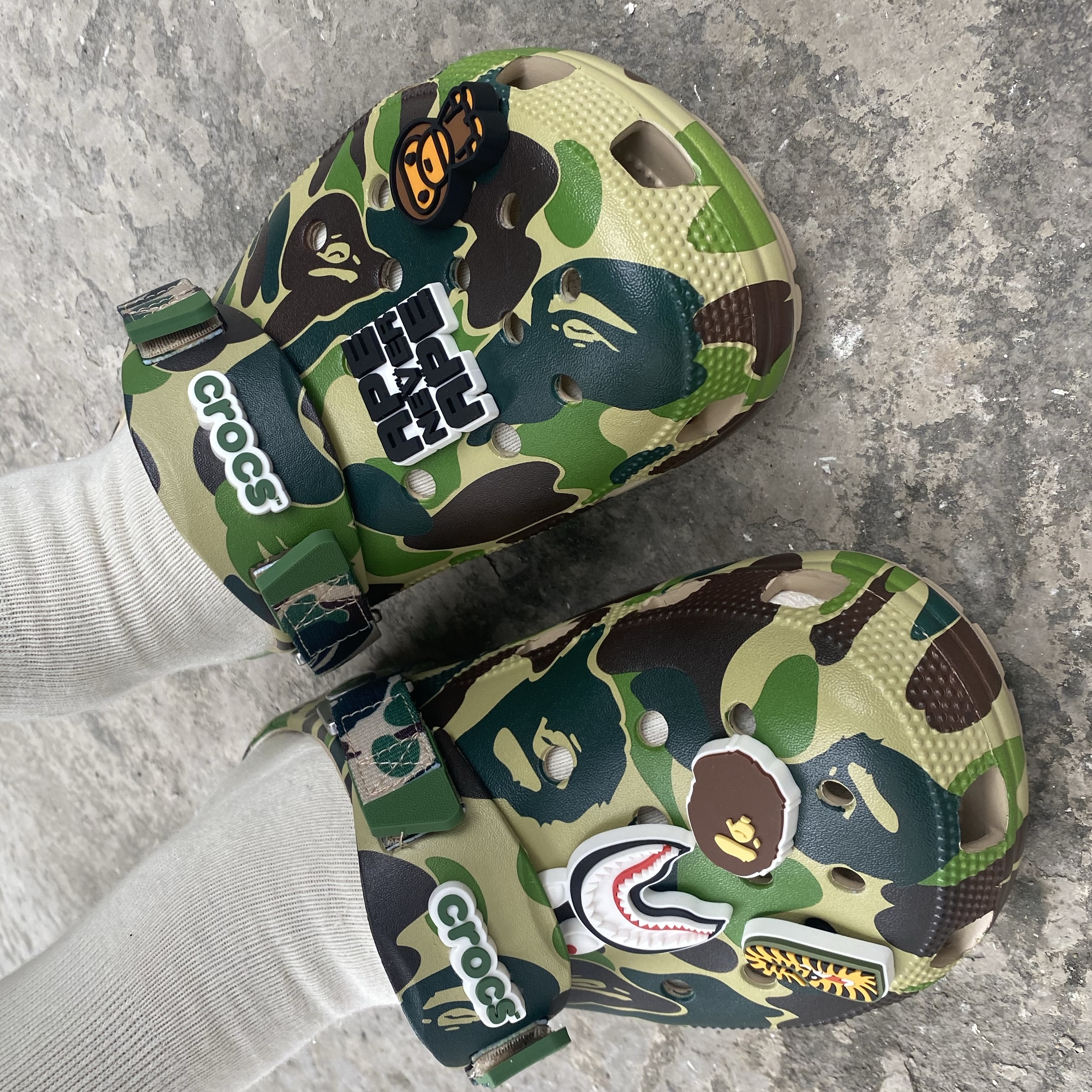 Crocs x BAPE Classic Clog Chai 착용 스타일
