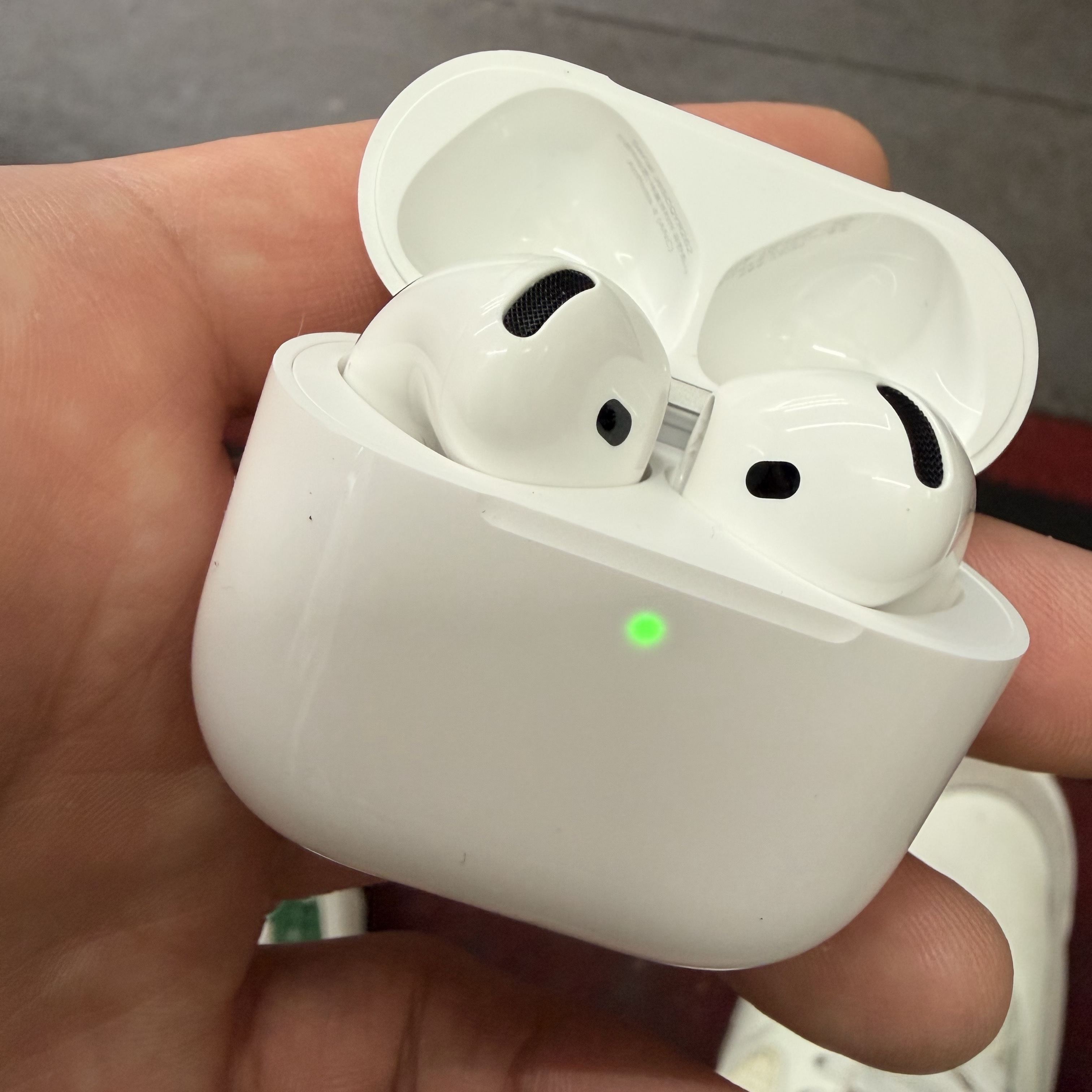 Apple AirPods 4th Gen with Active Noise Cancellation (Korean Ver.) 착용 스타일