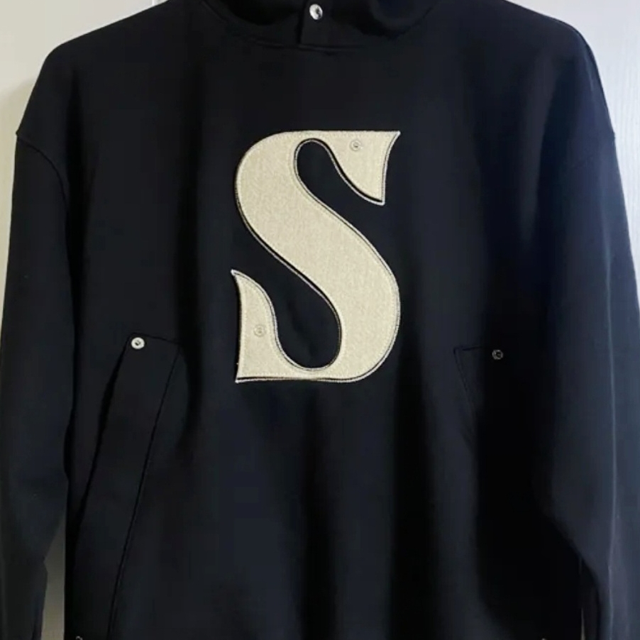 SATUR Rivet Applique Pocket Logo Hoodie Classic Navy 착용 스타일
