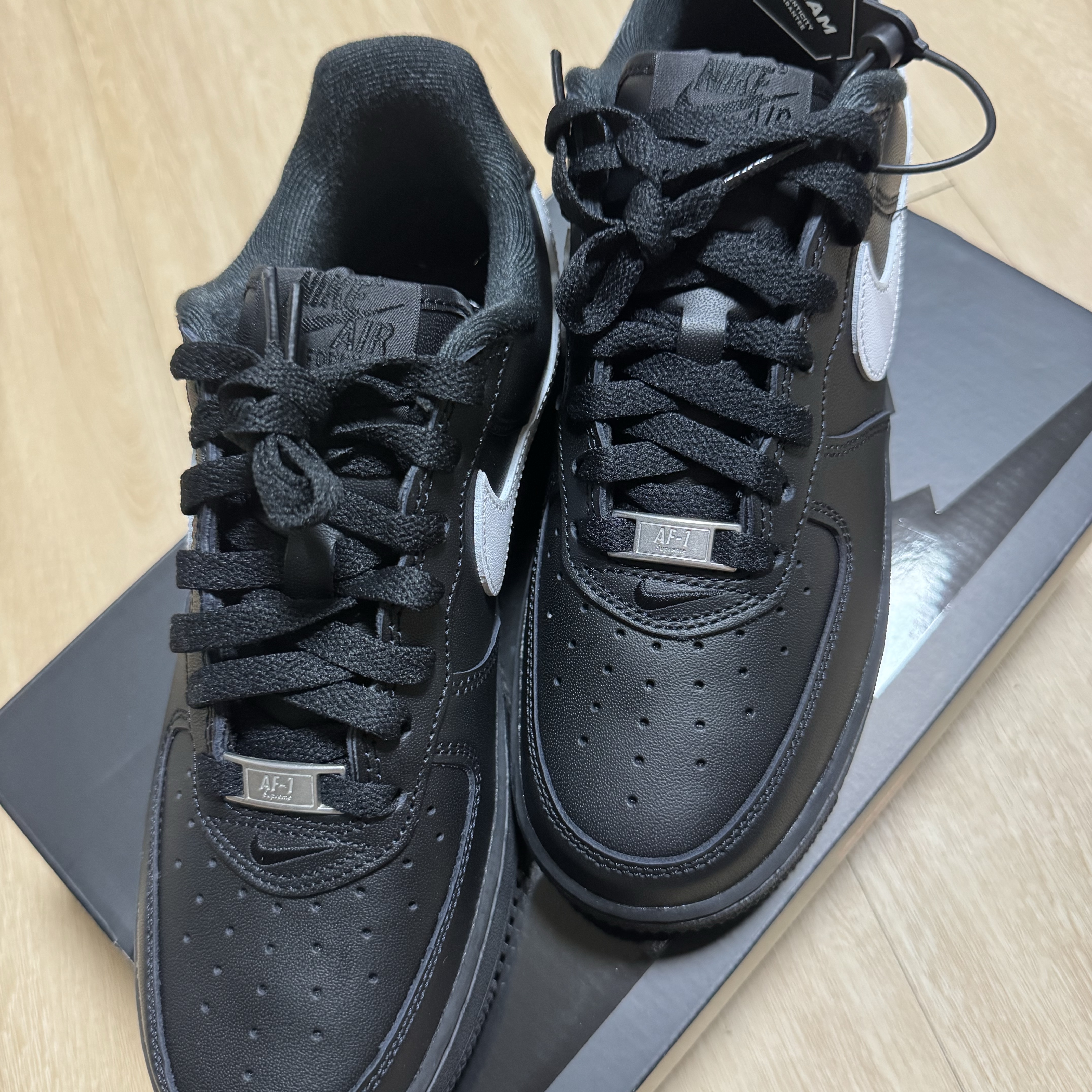 Nike x Supreme Air Force 1 Low Black 착용 스타일 - 1