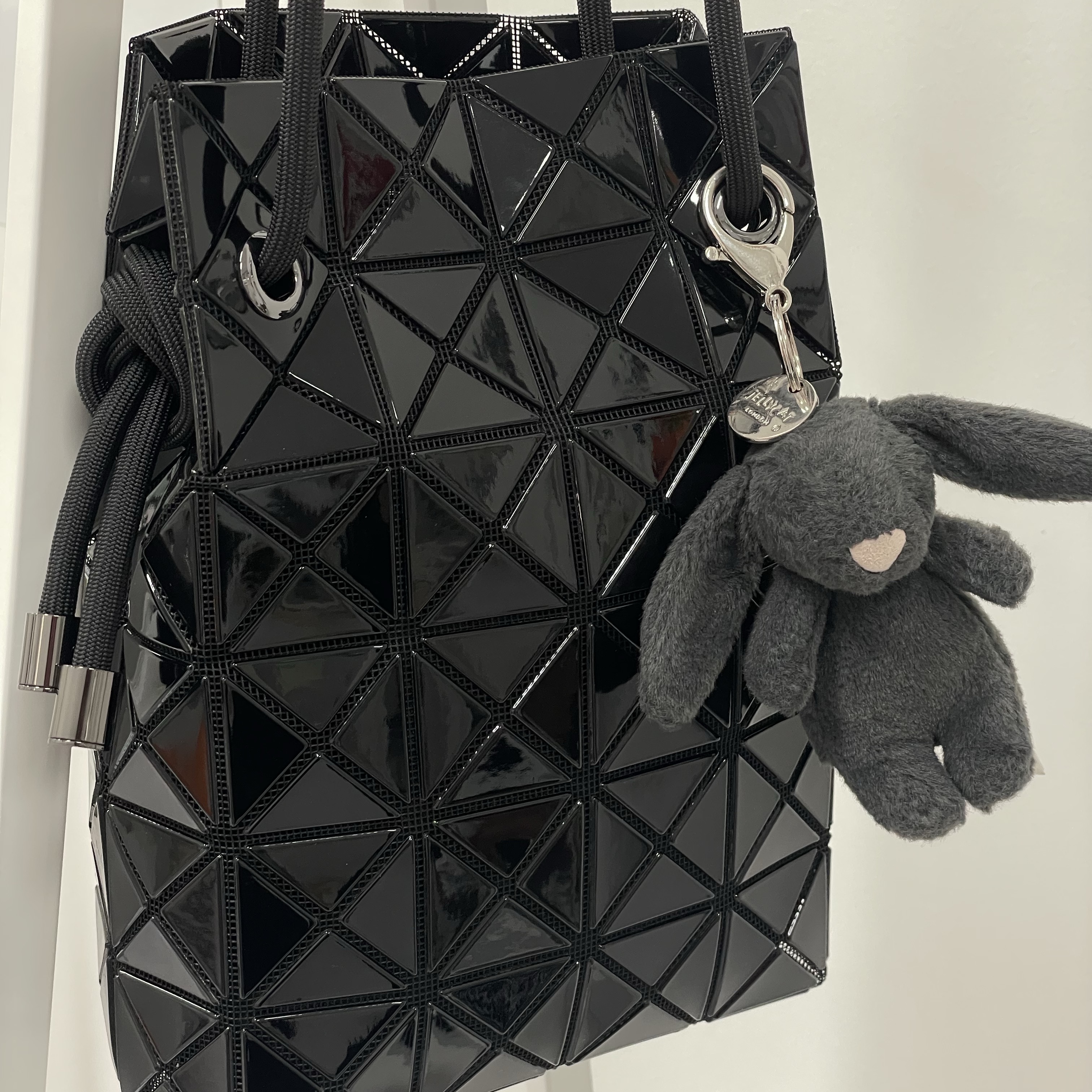 Bao Bao Issey Miyake Wring Bag Black 착용 스타일