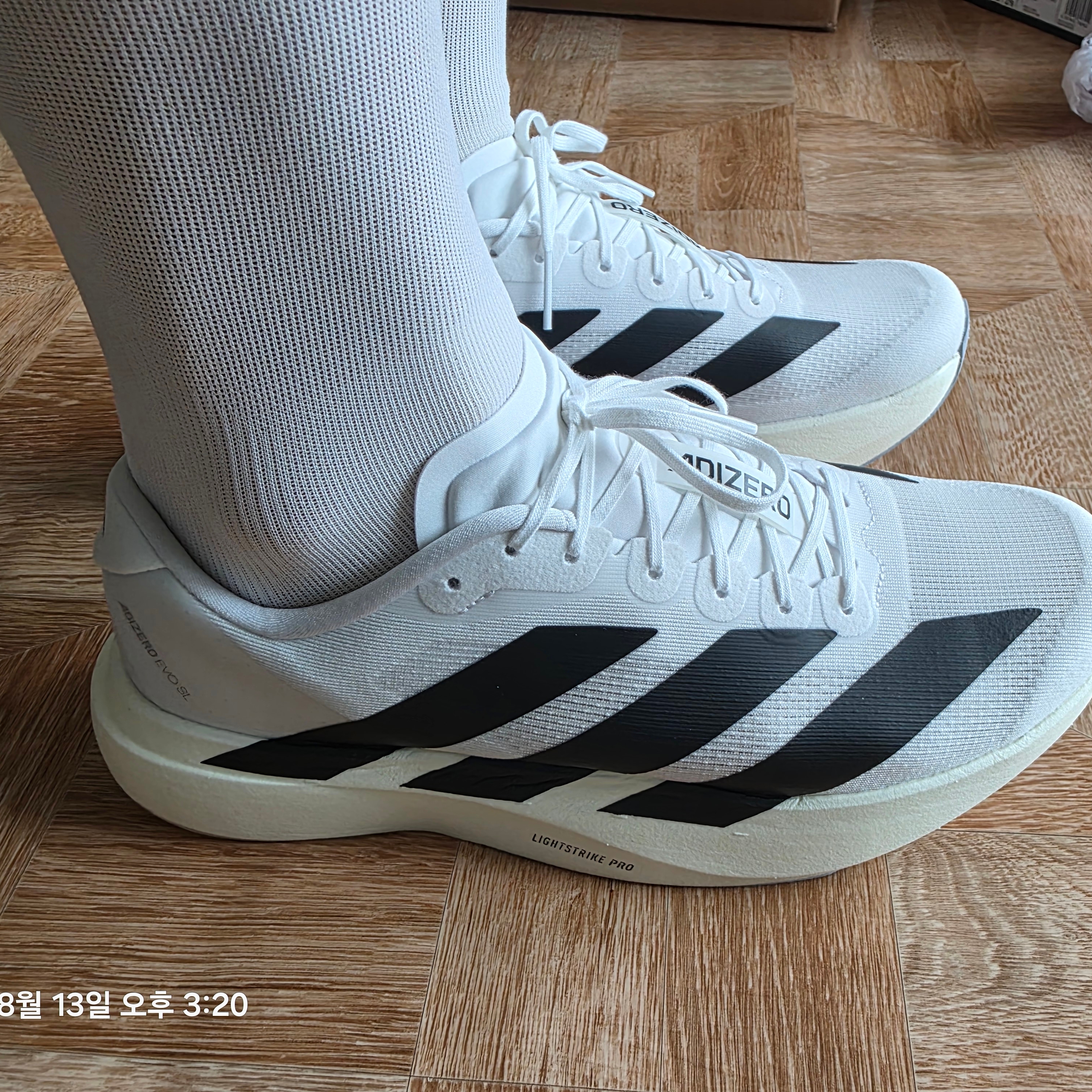Adidas Adizero EVO SL Cloud White Core Black 착용 스타일 - 2