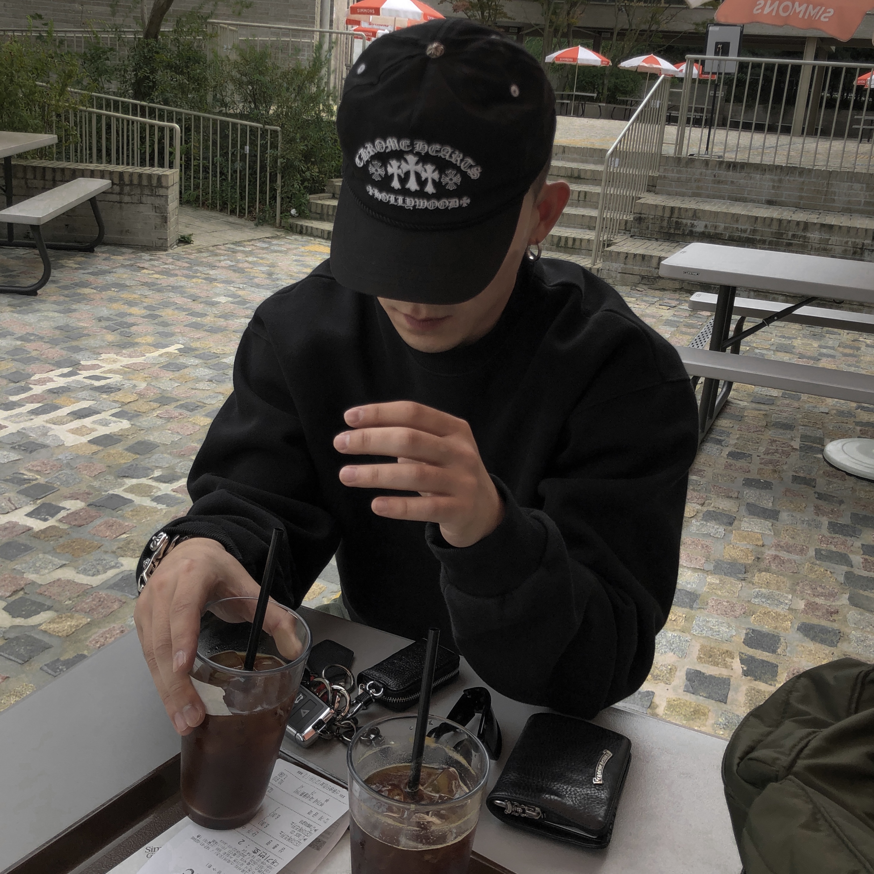 Chrome Hearts Gas Station Cemetery Trucker Hat Black, Vans Vault x Bianca Chandon Classic Slip-On LX Stressed Black White 착용 스타일 - 2