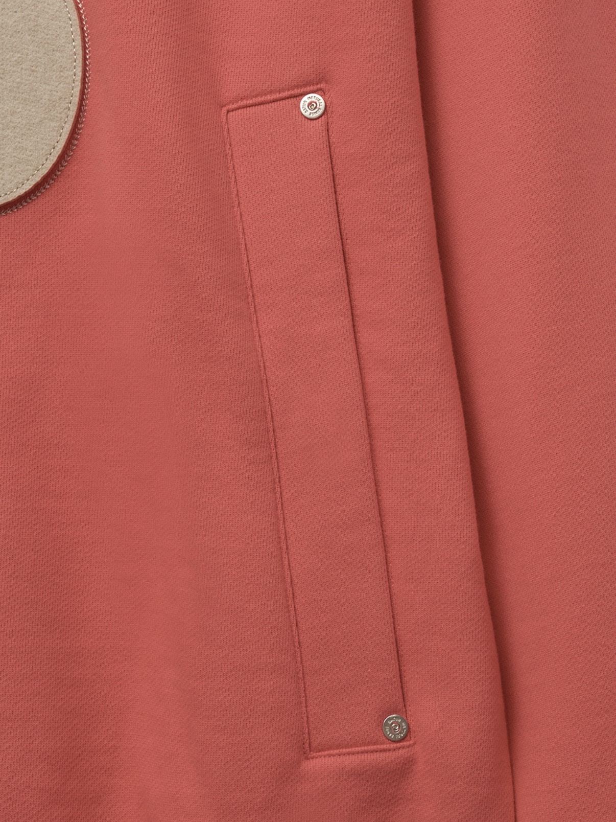 SATUR Rivet Applique Pocket Logo Hoodie Pink 착용 스타일 - 2