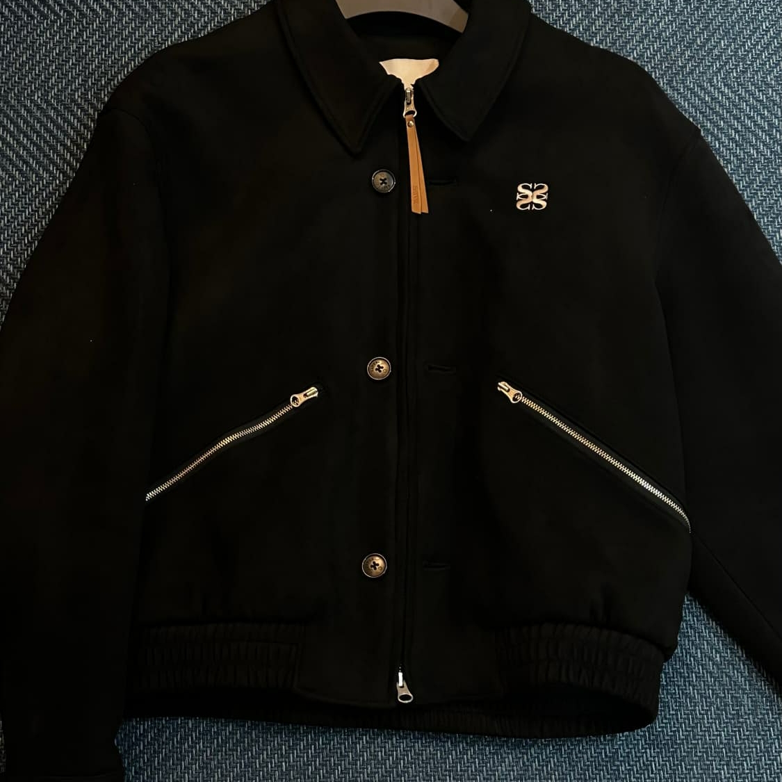 SATUR W Teo Faux Suede Short Jacket Pirate Black 착용 스타일