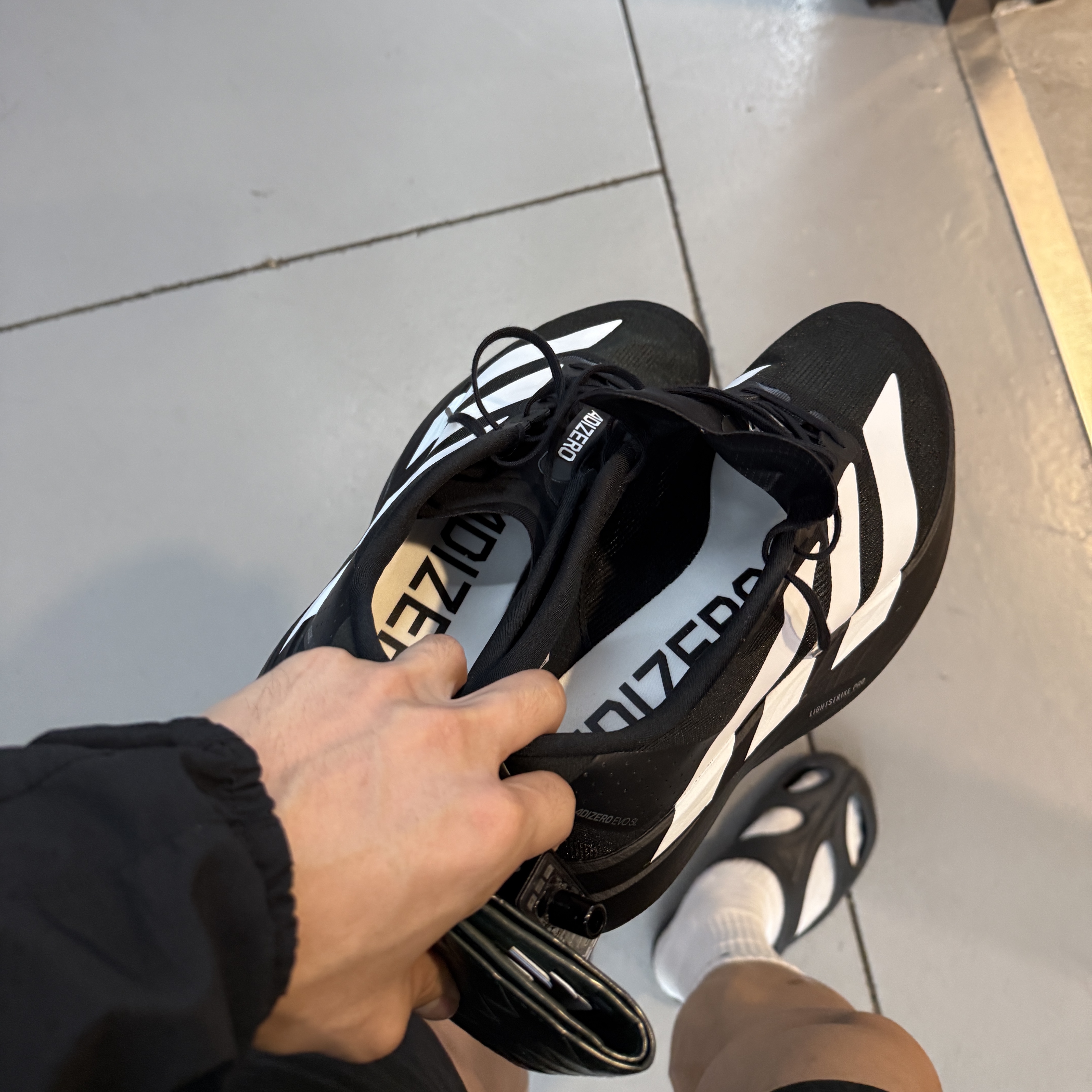 Adidas Adizero EVO SL Core Black Cloud White 착용 스타일