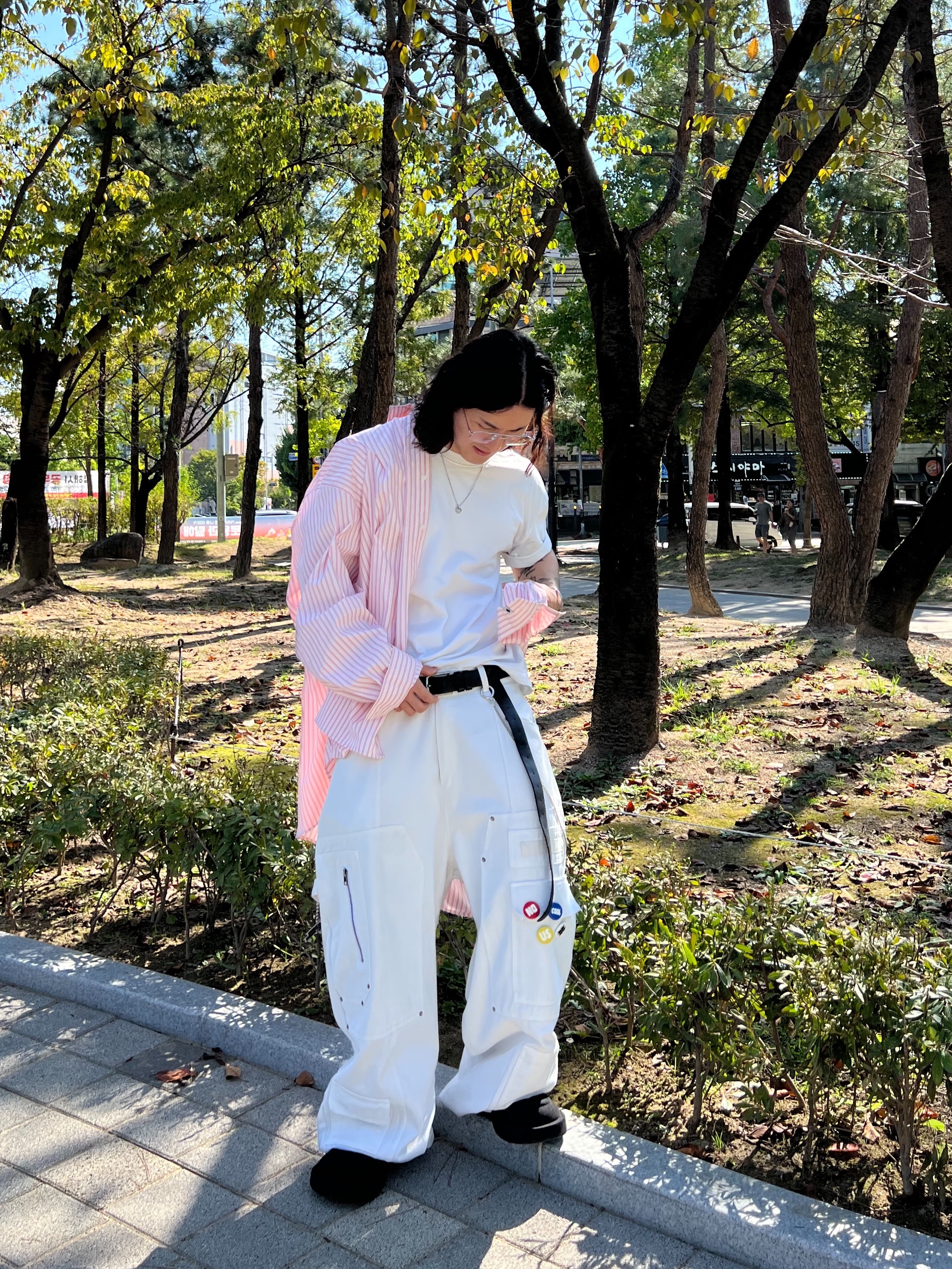 Nos Couleurs x Koin x Llud Rivet Carpenter Pants White 착용 스타일 - 6