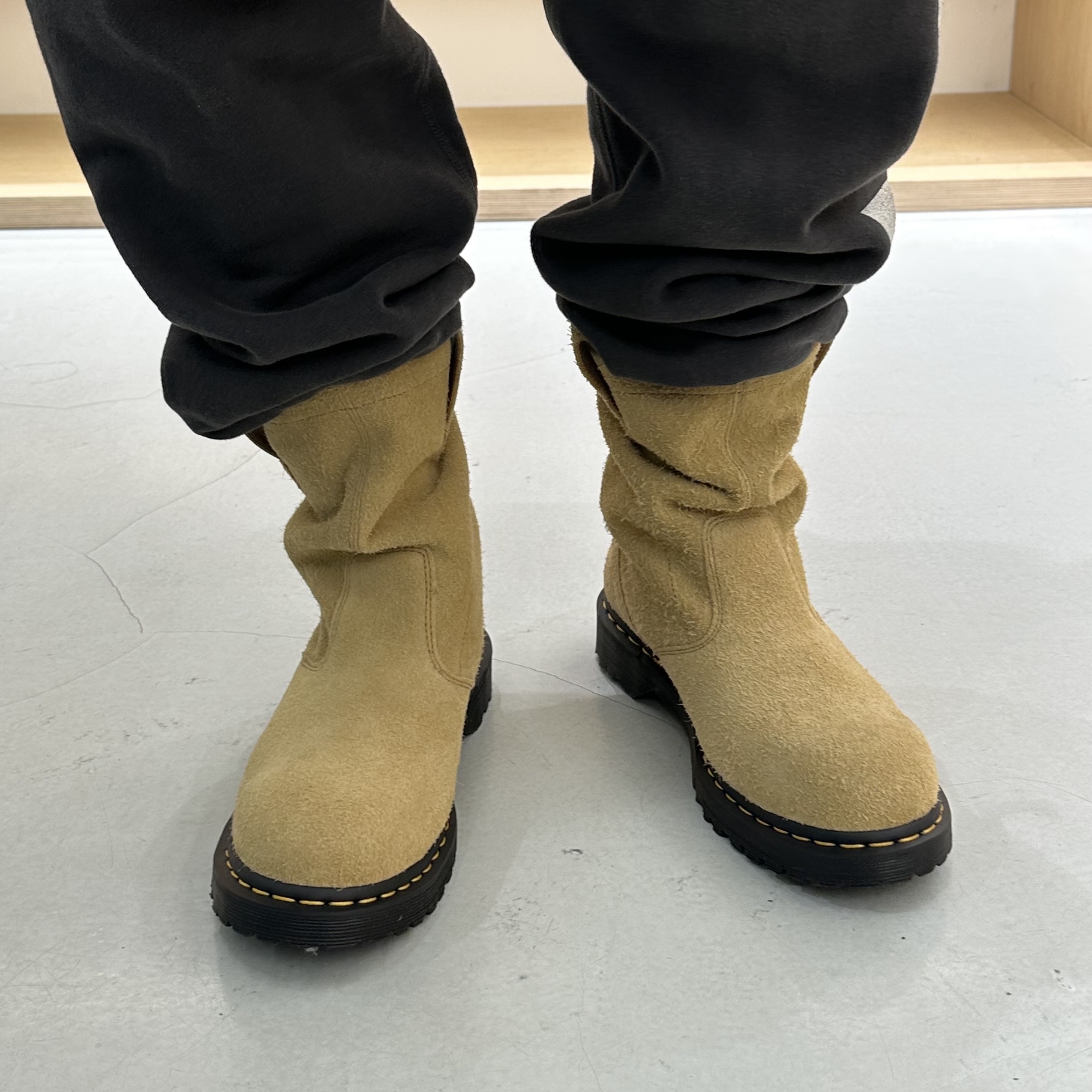 Dr. Martens x Stussy 2295 Decon Sand Hairy Suede Boots Tan 착용 스타일 - 4