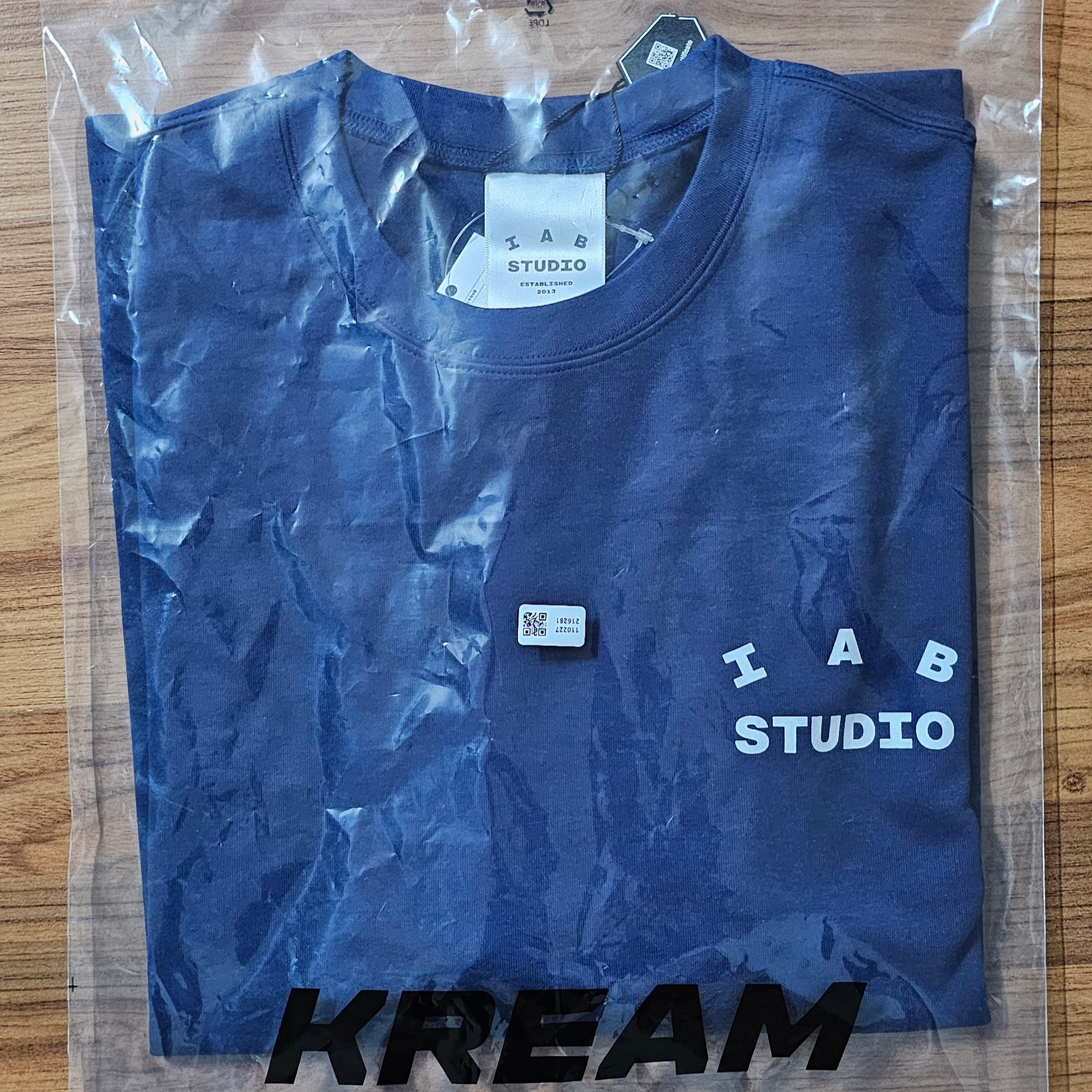 IAB Studio IAB Original T-Shirt Navy 착용 스타일 - 1