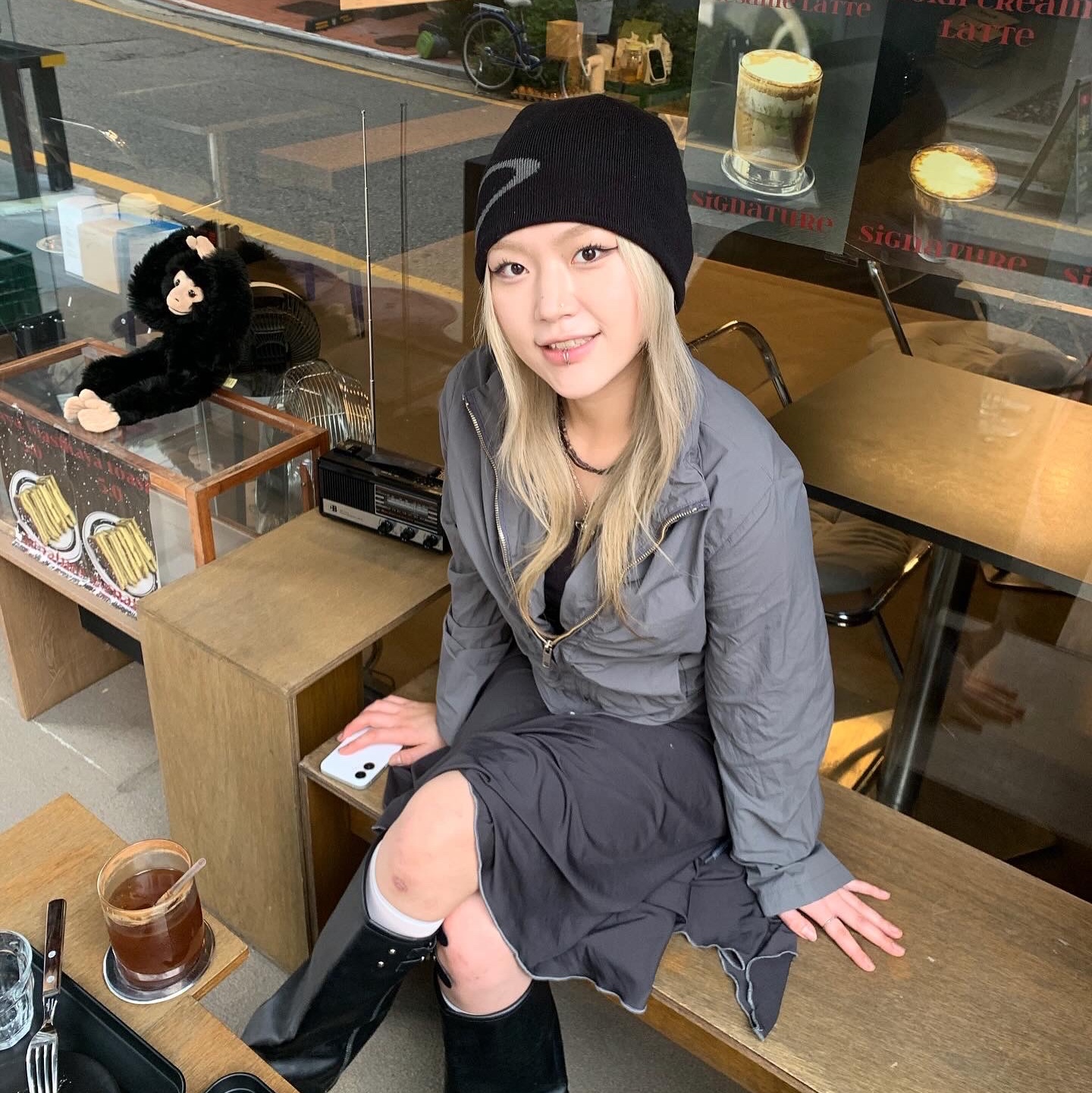 Mischief Wide Rhombus Beanie Black 착용 스타일 - 3