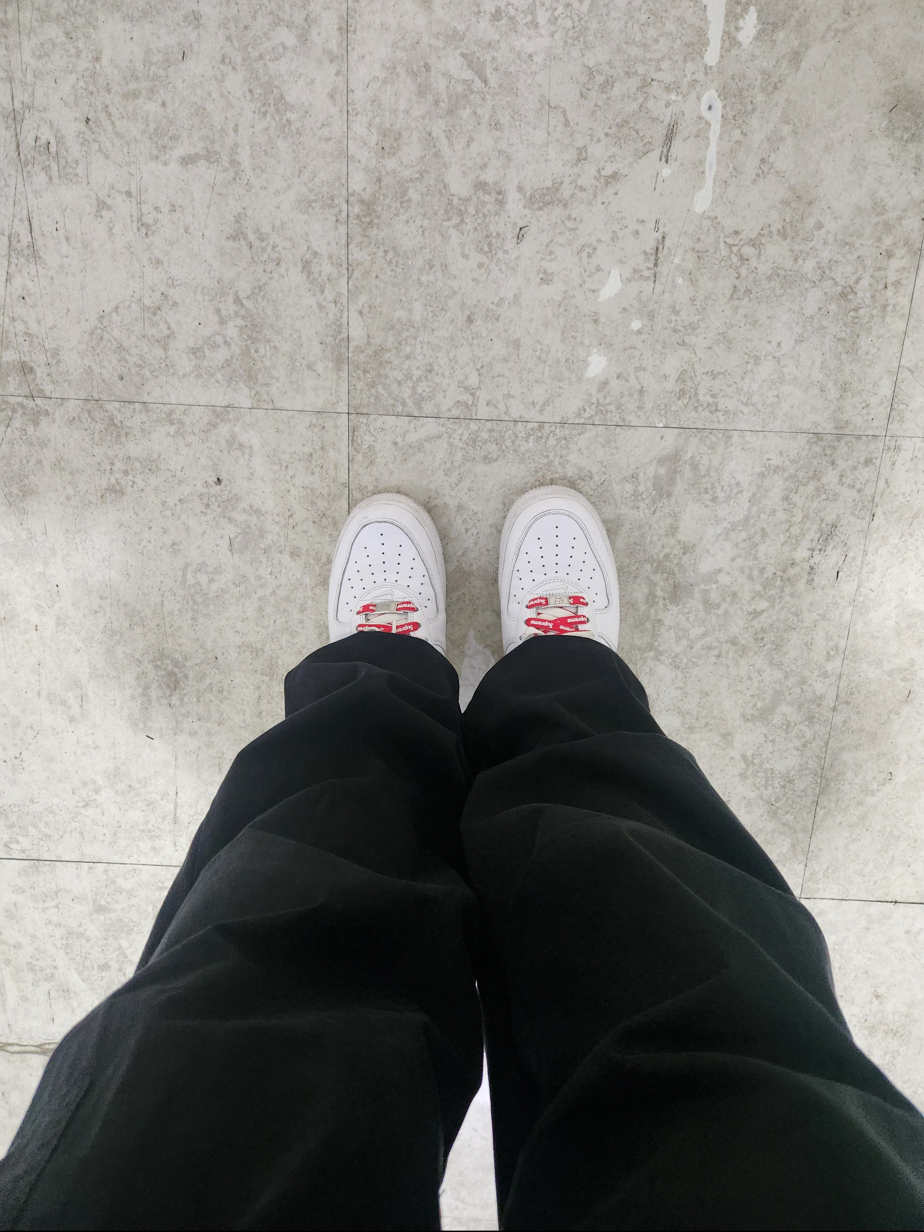 Nike x Supreme Air Force 1 Low White, SATUR Lawton Cargo Track Pants Caviar Black 착용 스타일 - 1