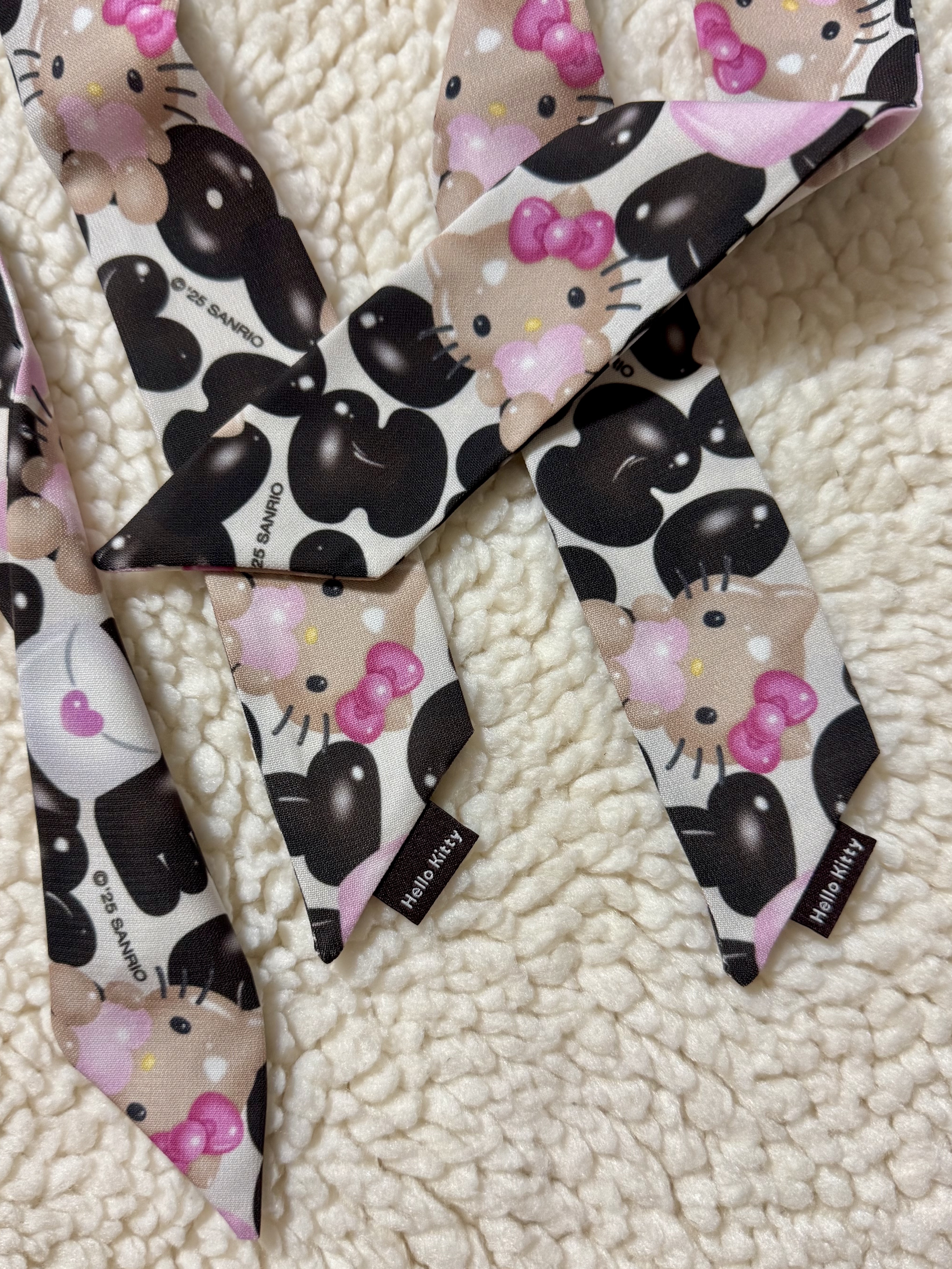 Taw&Toe x Sanrio Tan Hello Kitty Scarf Black 착용 스타일 - 5