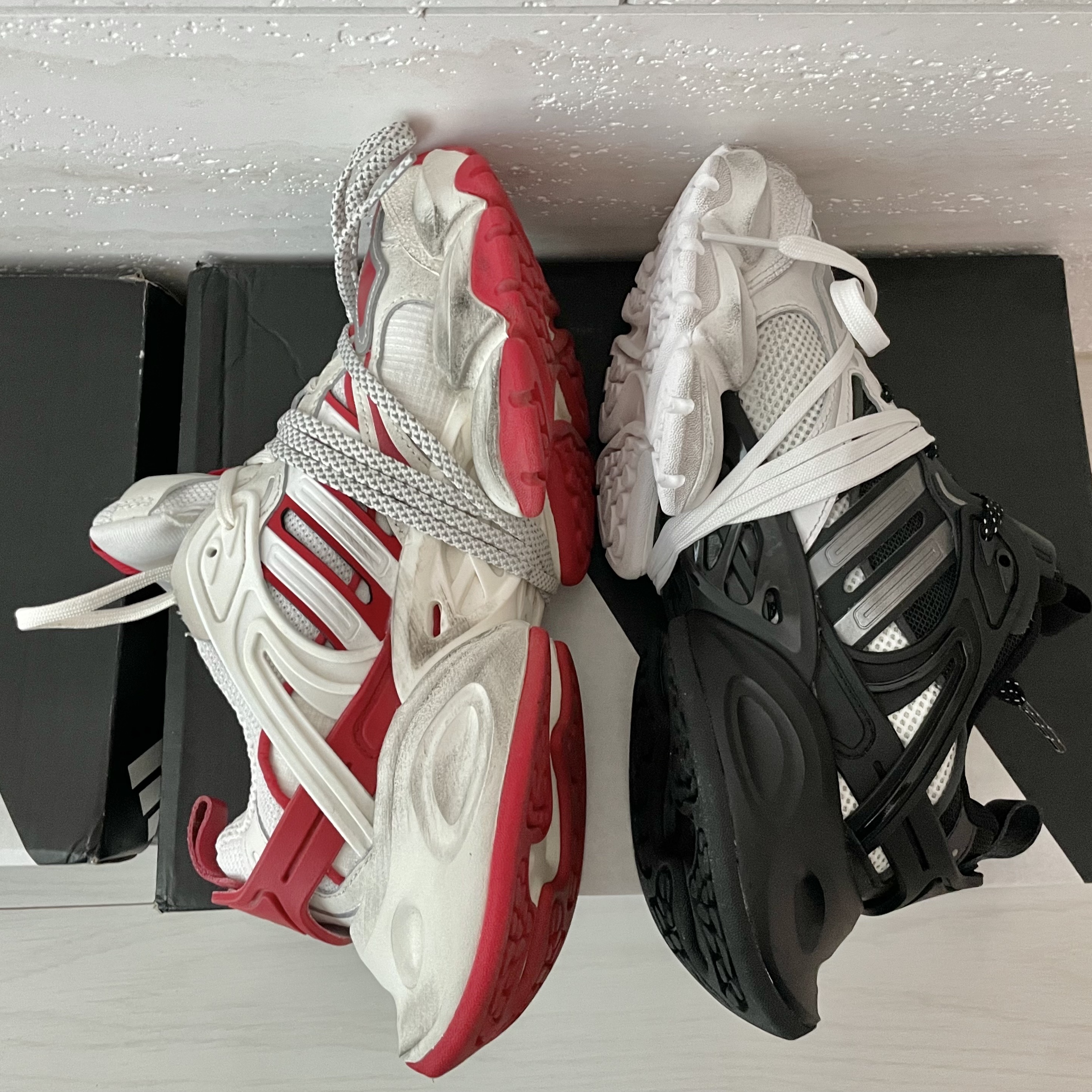 Adidas Vento XLG Runner Deluxe Sneakers White Black, Adidas Vento XLG Deluxe Sneakers White Red 착용 스타일 - 3