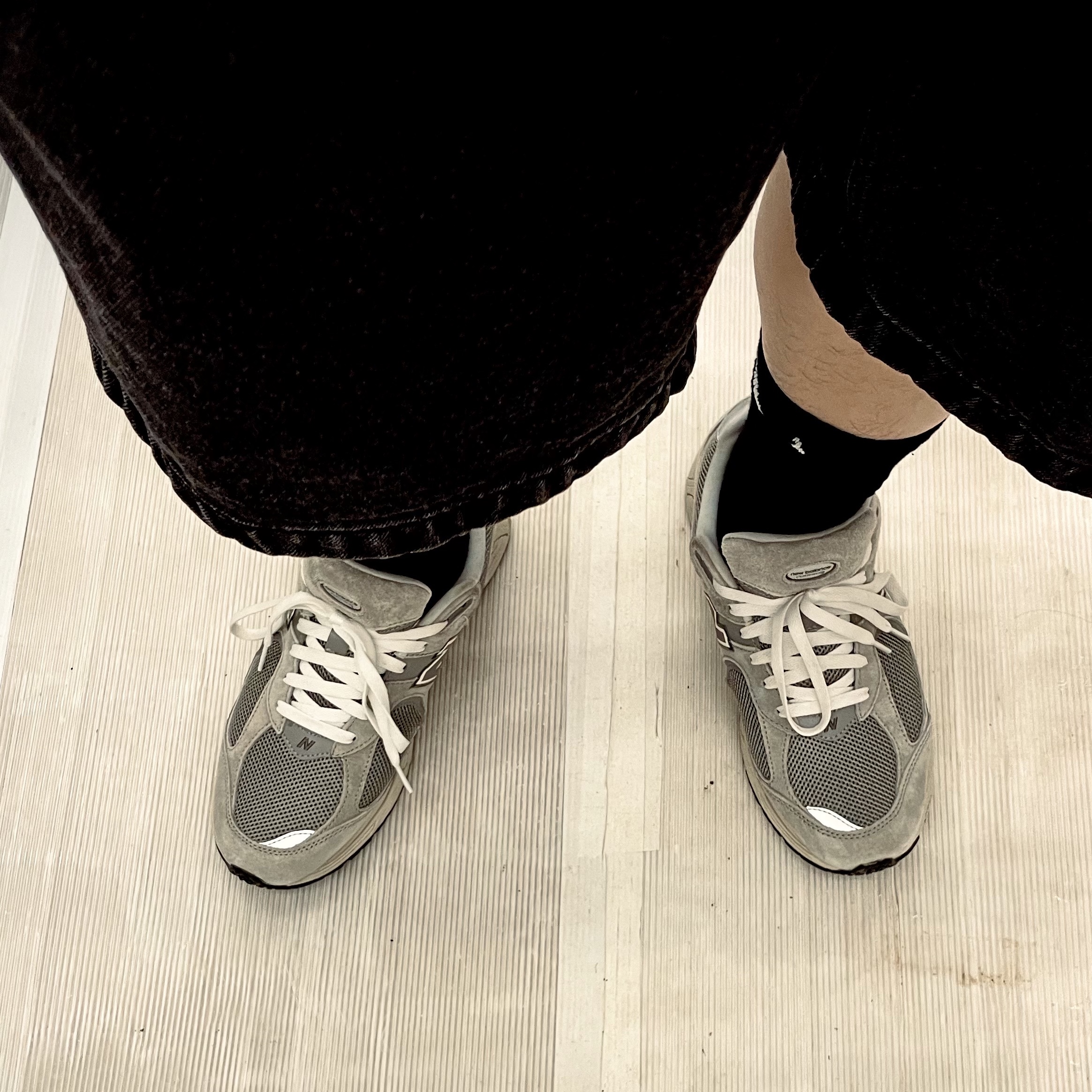 New Balance 2002R Grey 착용 스타일