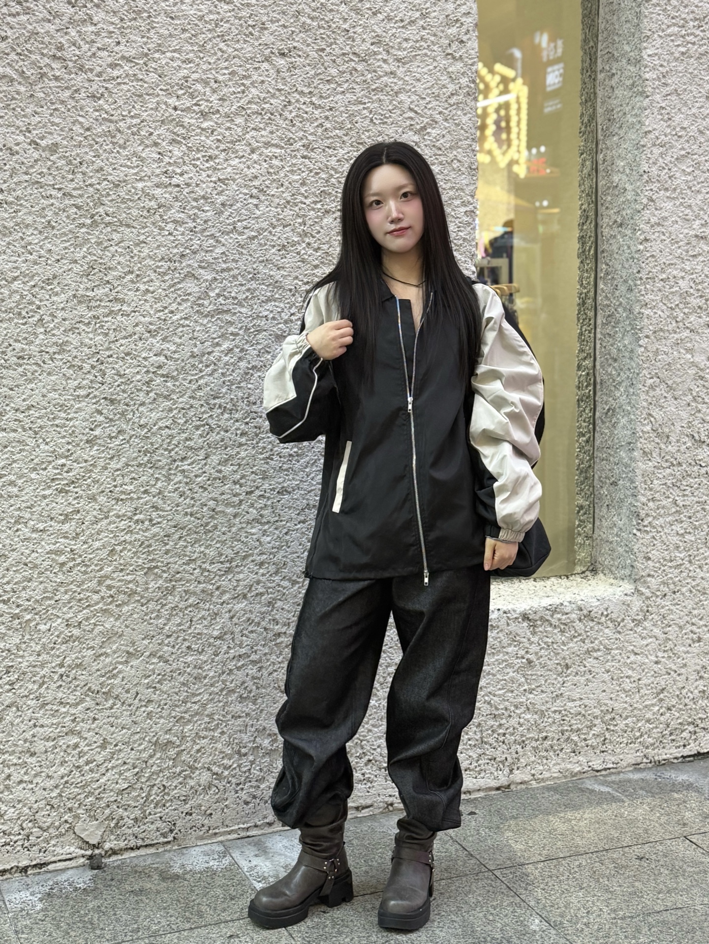 SLOW RECORD HOUSE Piping Line Windbreaker Black & Beige 착용 스타일 - 4