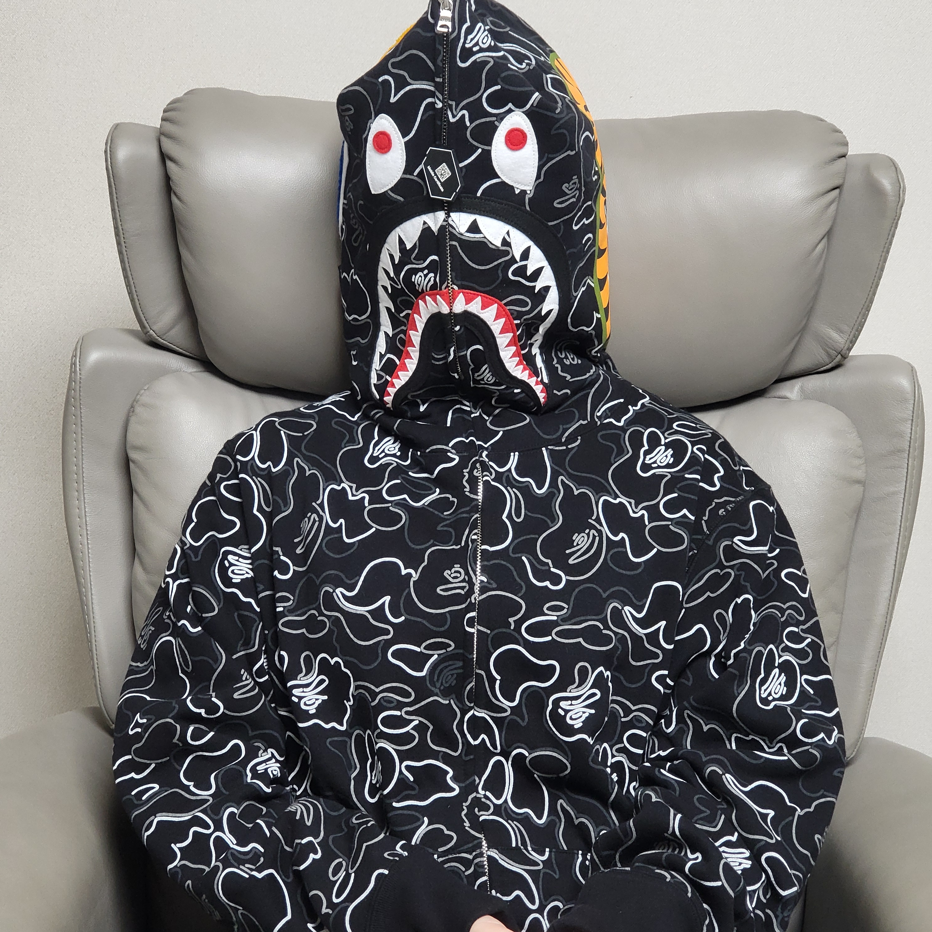 BAPE Neon Camo Shark Full Zip Hoodie Black 착용 스타일