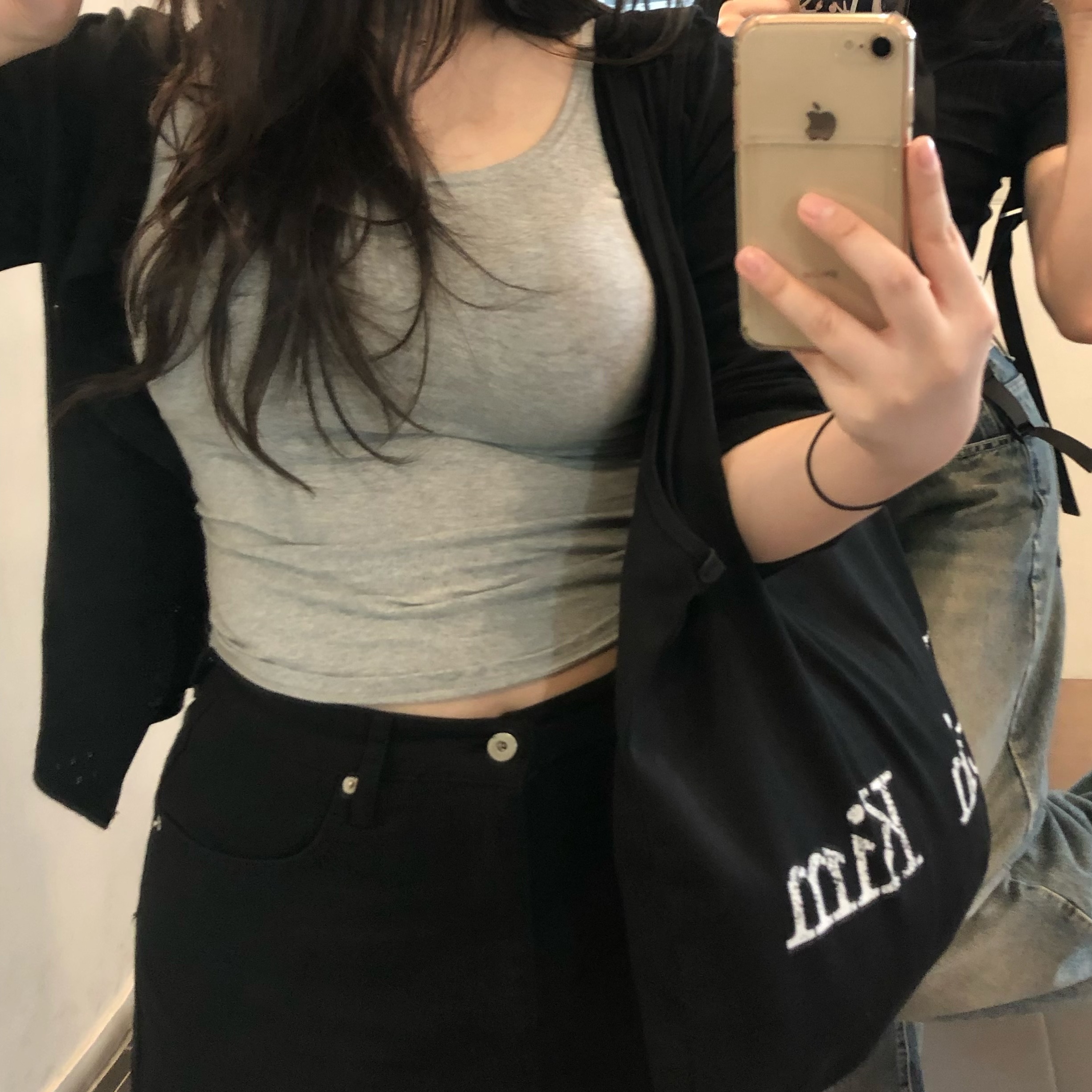 Matin Kim Cracked Logo Ecobag Black 착용 스타일