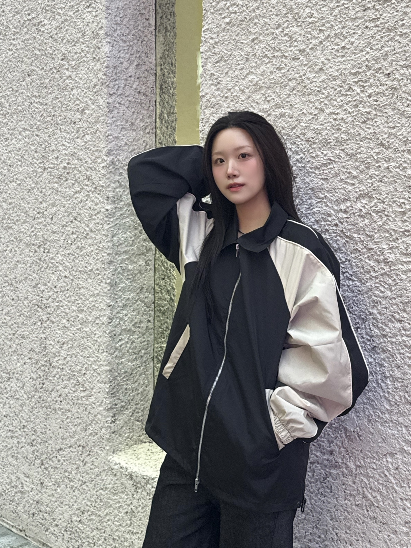 SLOW RECORD HOUSE Piping Line Windbreaker Black & Beige 착용 스타일 - 2
