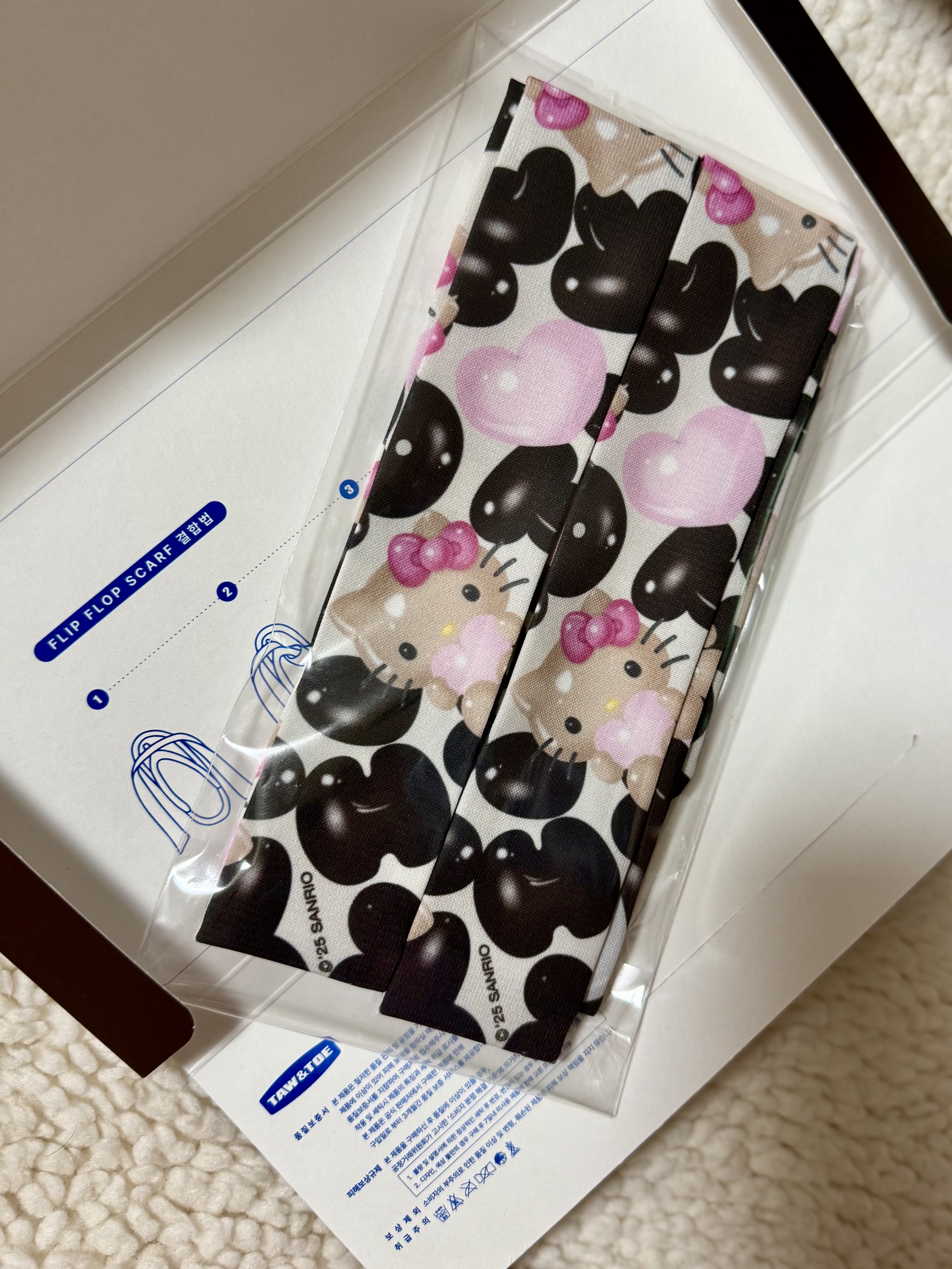Taw&Toe x Sanrio Tan Hello Kitty Scarf Black 착용 스타일 - 2