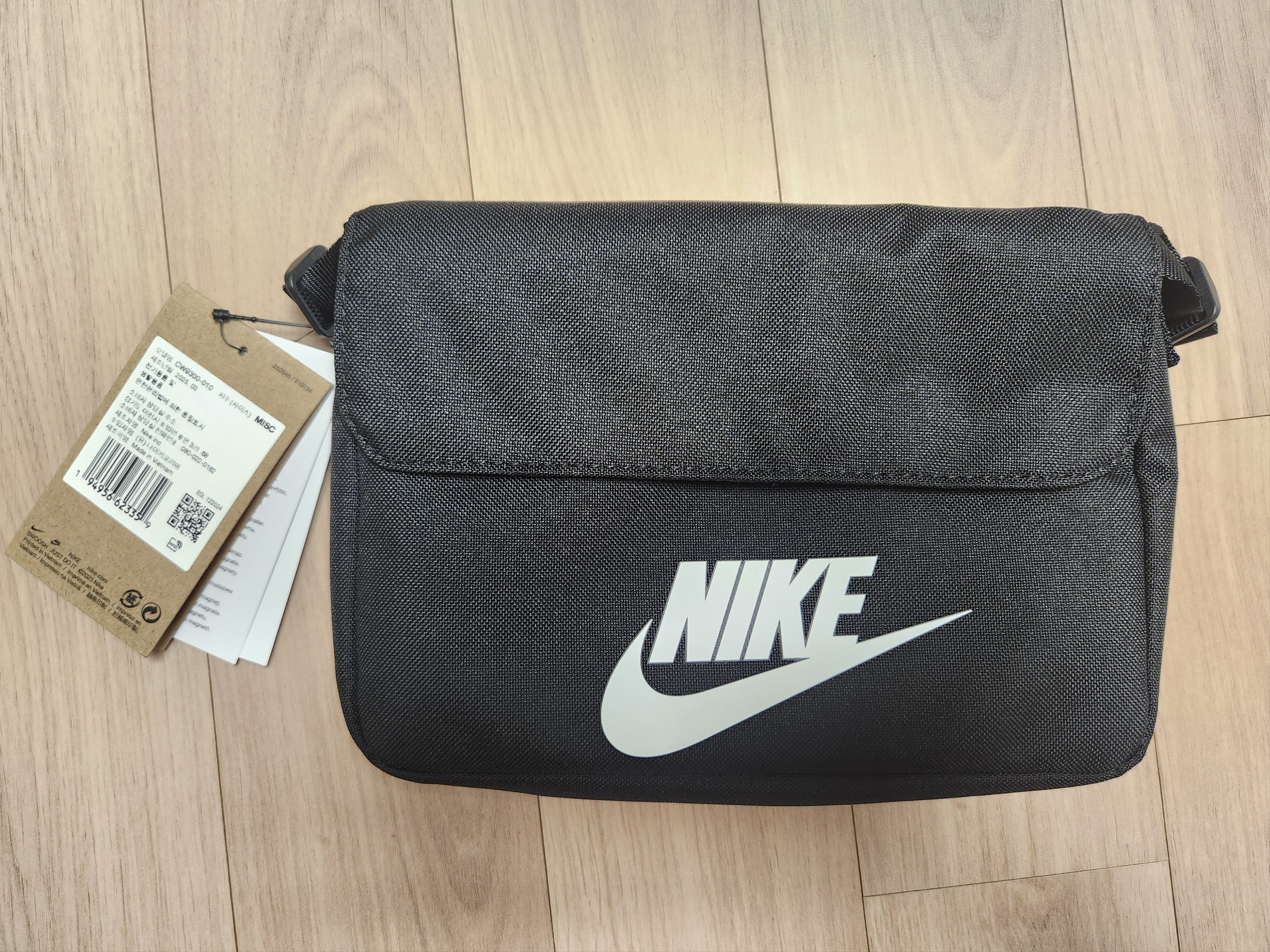 Nike NSW Futura 365 Crossbody Bag 3L Black 착용 스타일