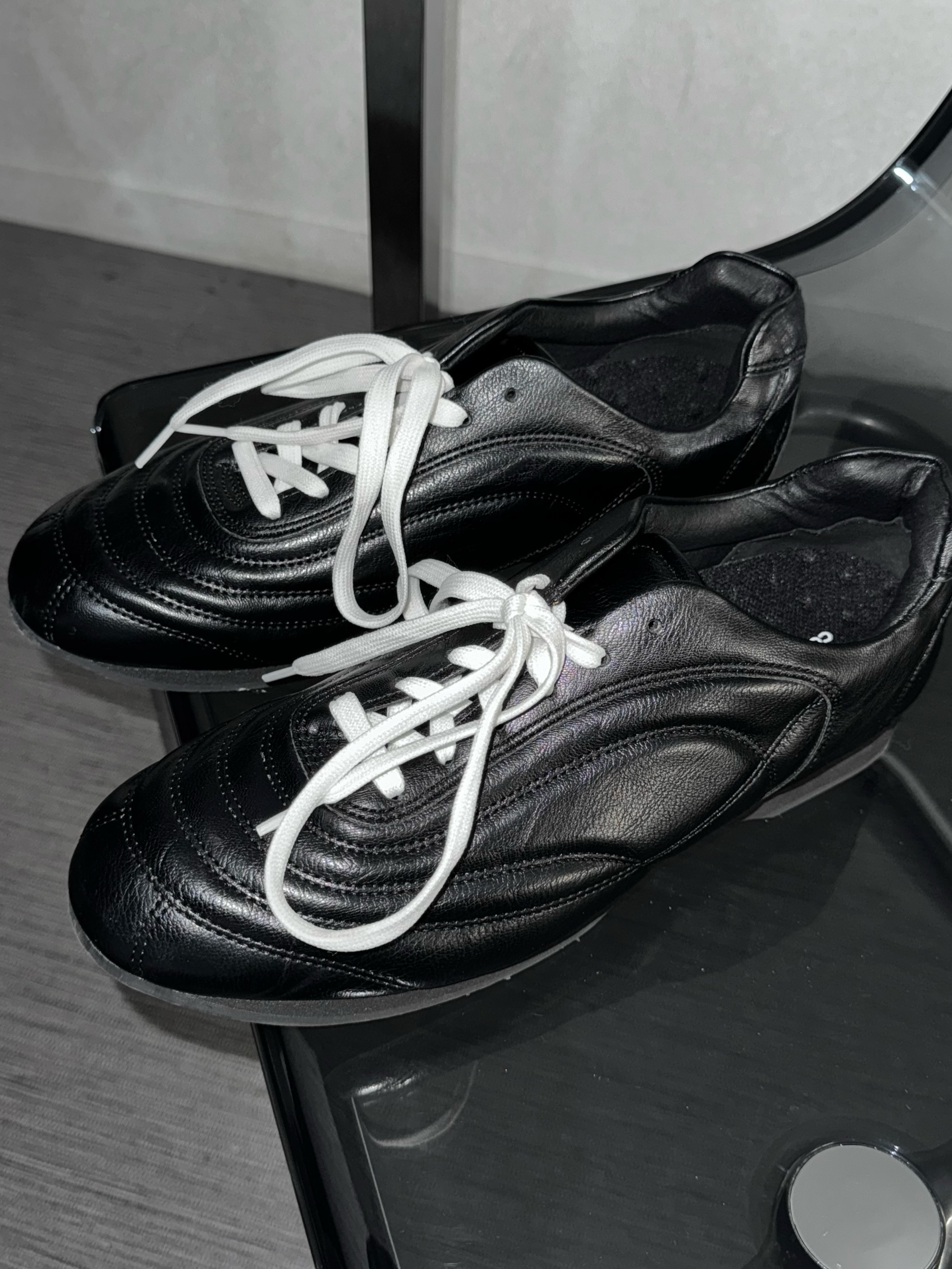 COREOFALCHEMY Stitch Sneakers Aterre Black 착용 스타일 - 3
