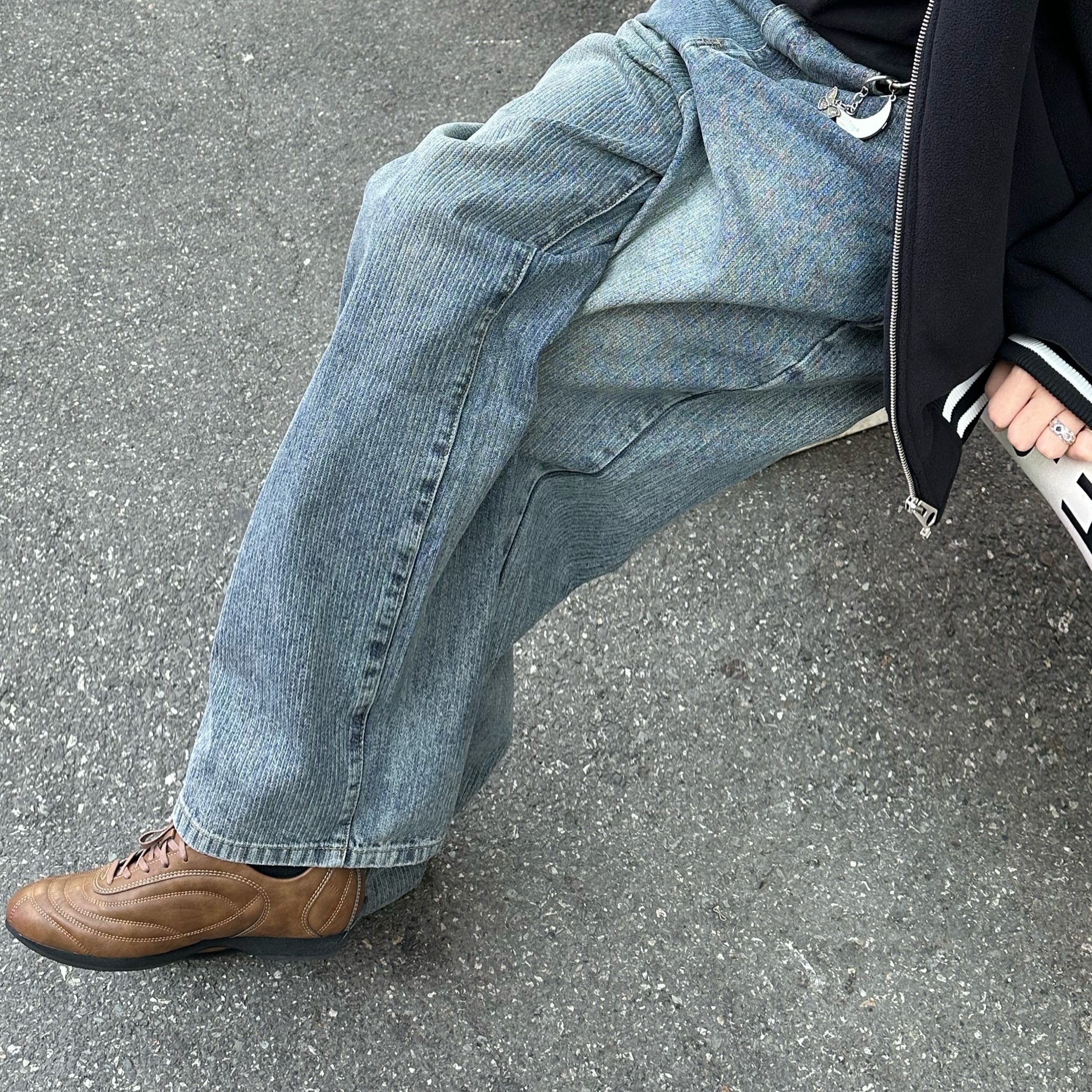 COREOFALCHEMY Stitch Sneakers Aterre Brown 착용 스타일 - 3