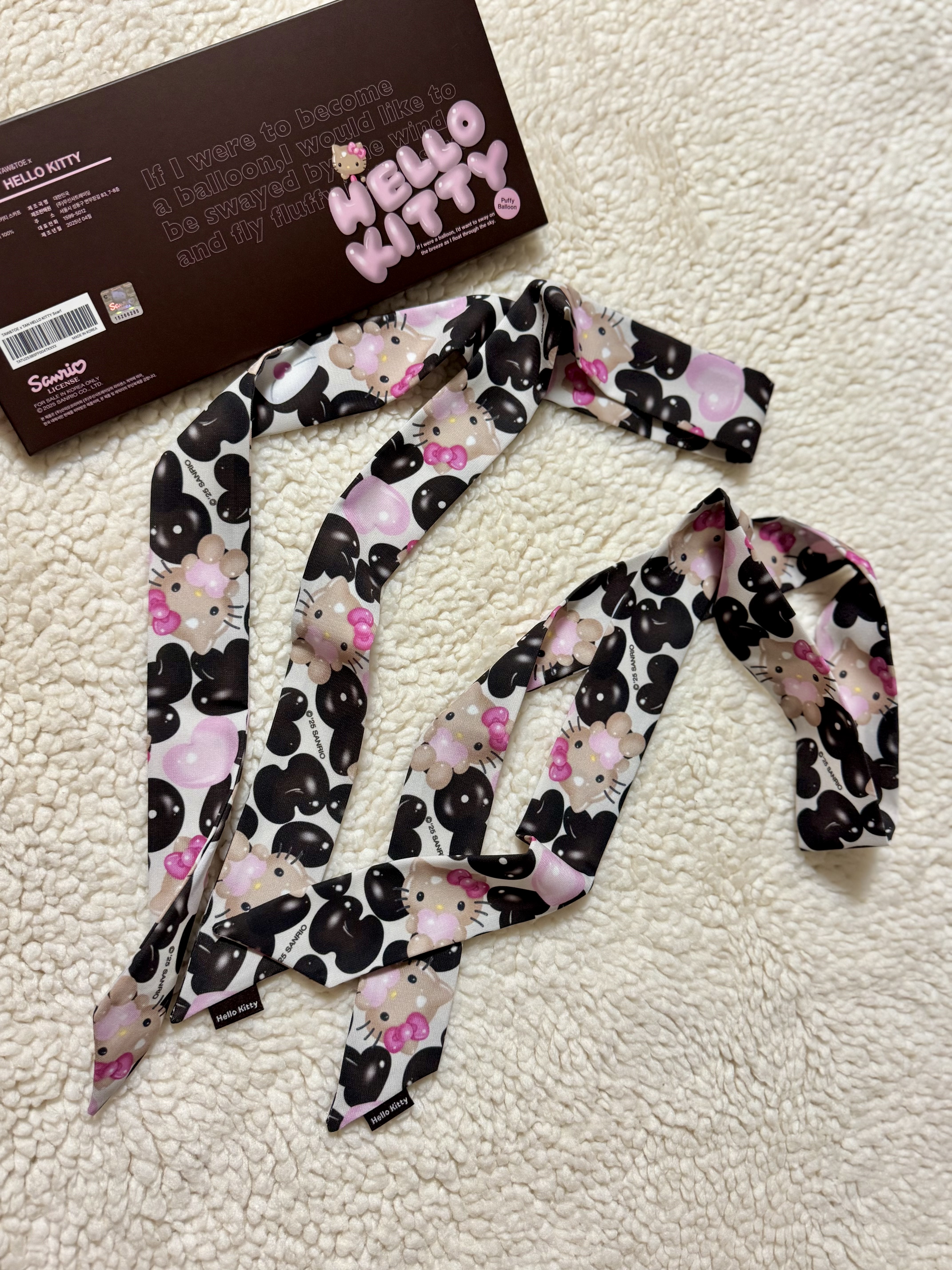 Taw&Toe x Sanrio Tan Hello Kitty Scarf Black 착용 스타일 - 1