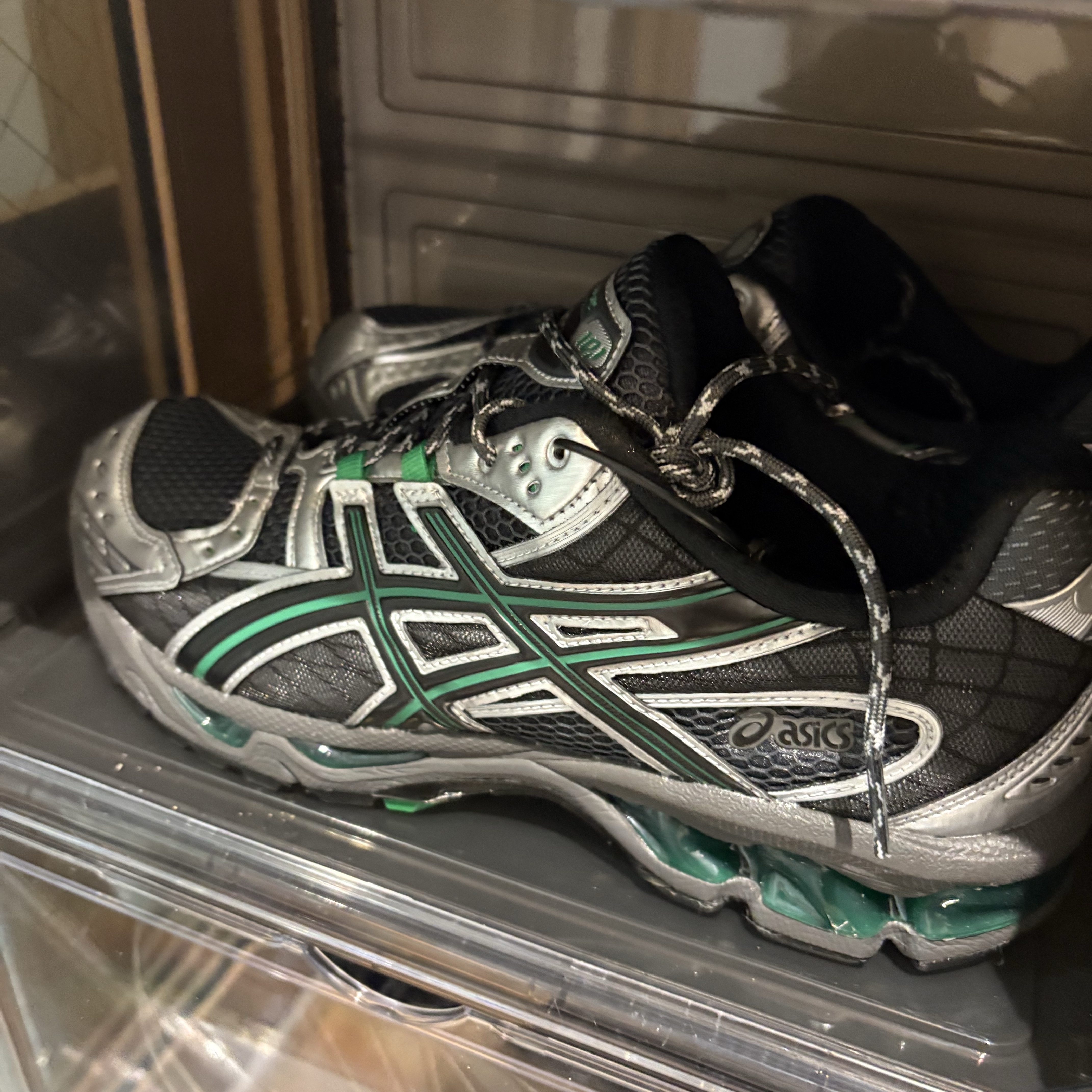 Asics Gel-Nimbus 10.1 Obsidian Grey Green Basil 착용 스타일