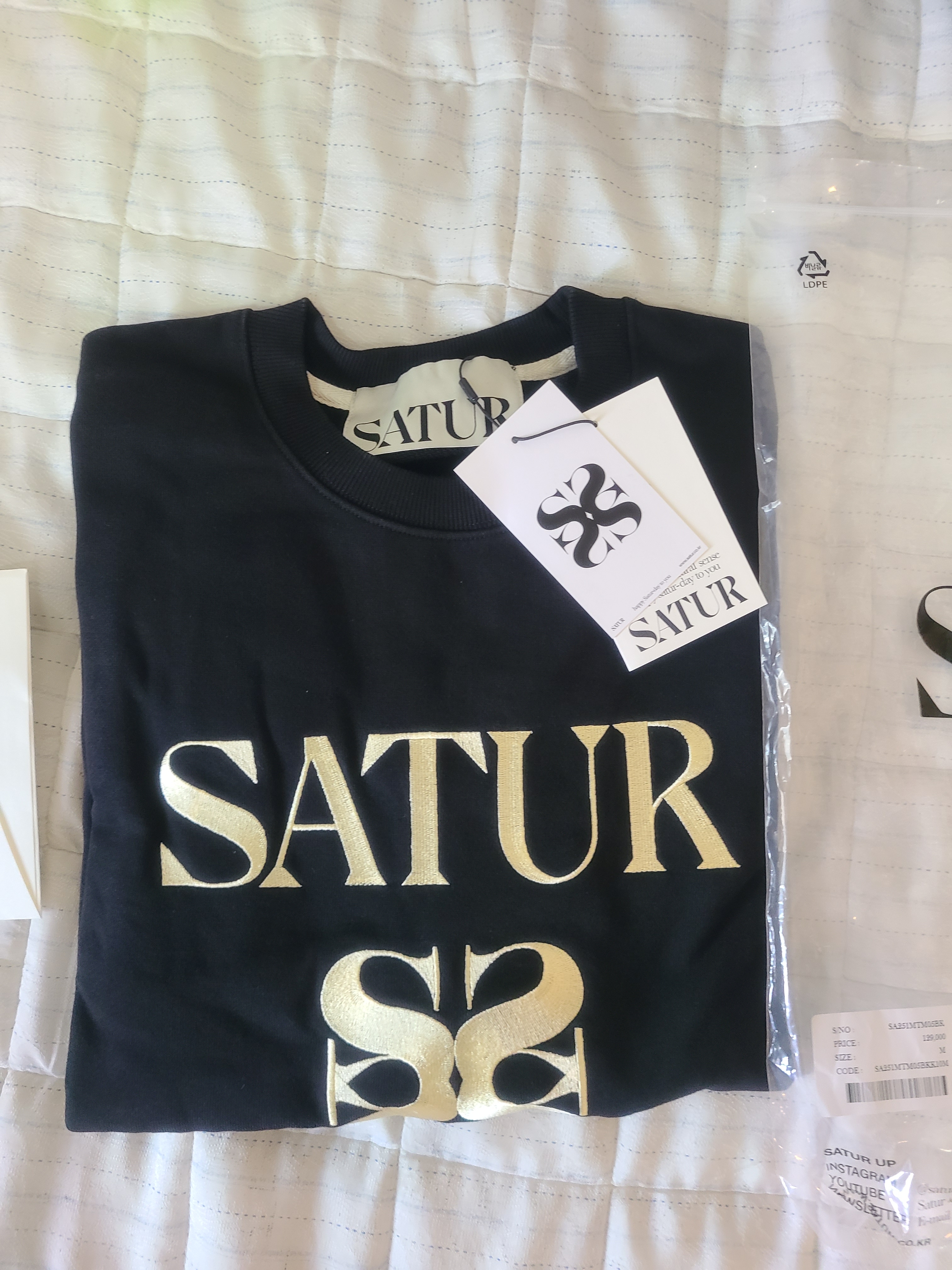 SATUR Classic Logo Sweatshirt Classic Black 착용 스타일 - 2