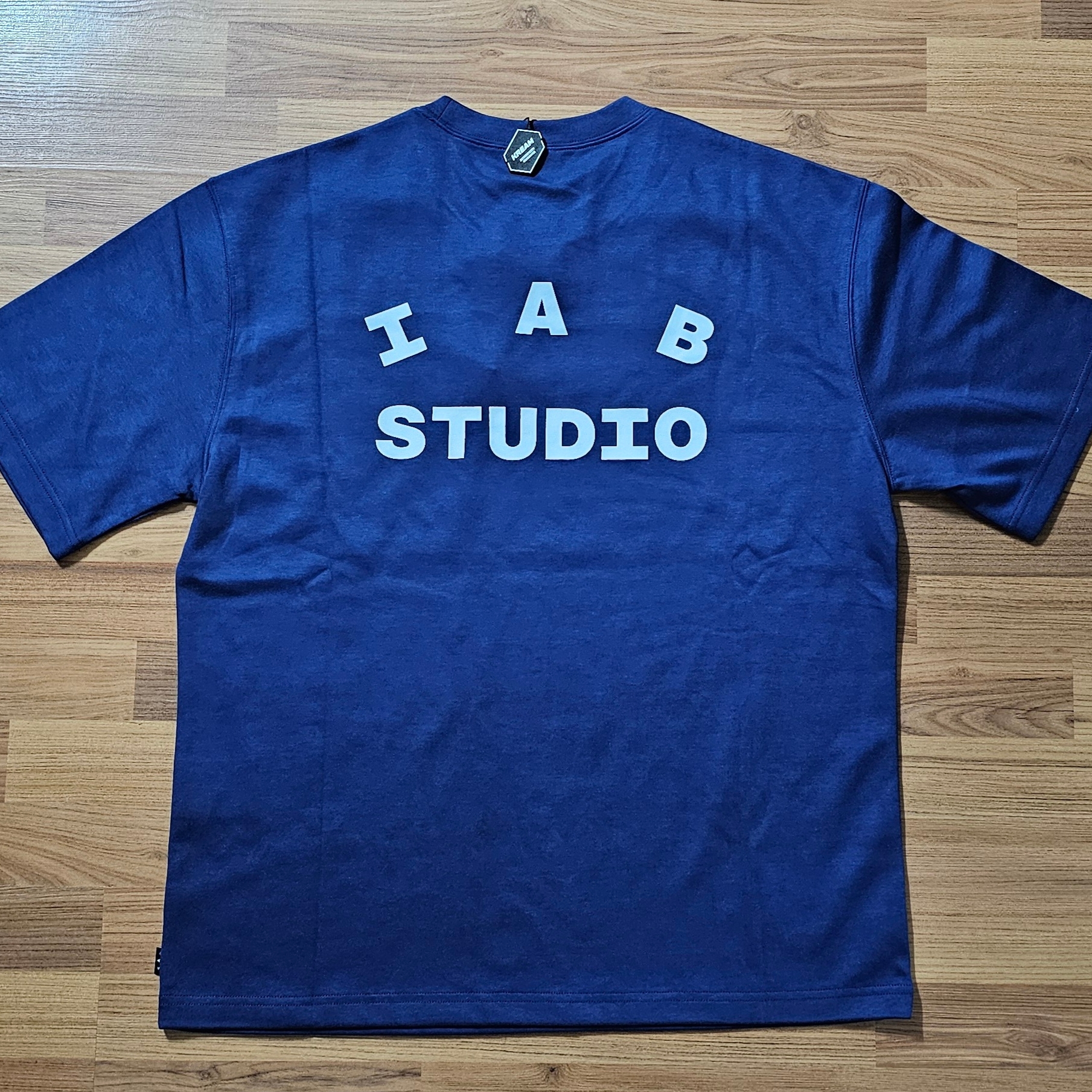 IAB Studio IAB Original T-Shirt Navy 착용 스타일 - 2