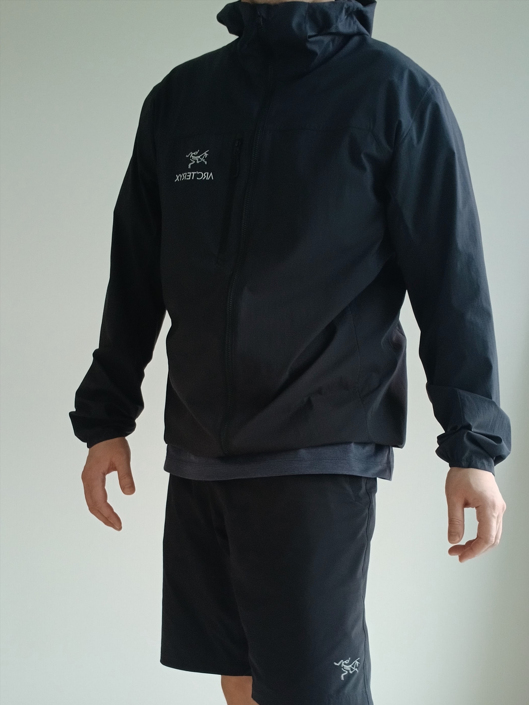 Arc'teryx Squamish Hoody Black, Arc'teryx Cormac Logo SS T-Shirt Black Sapphire Heather 착용 스타일 - 4