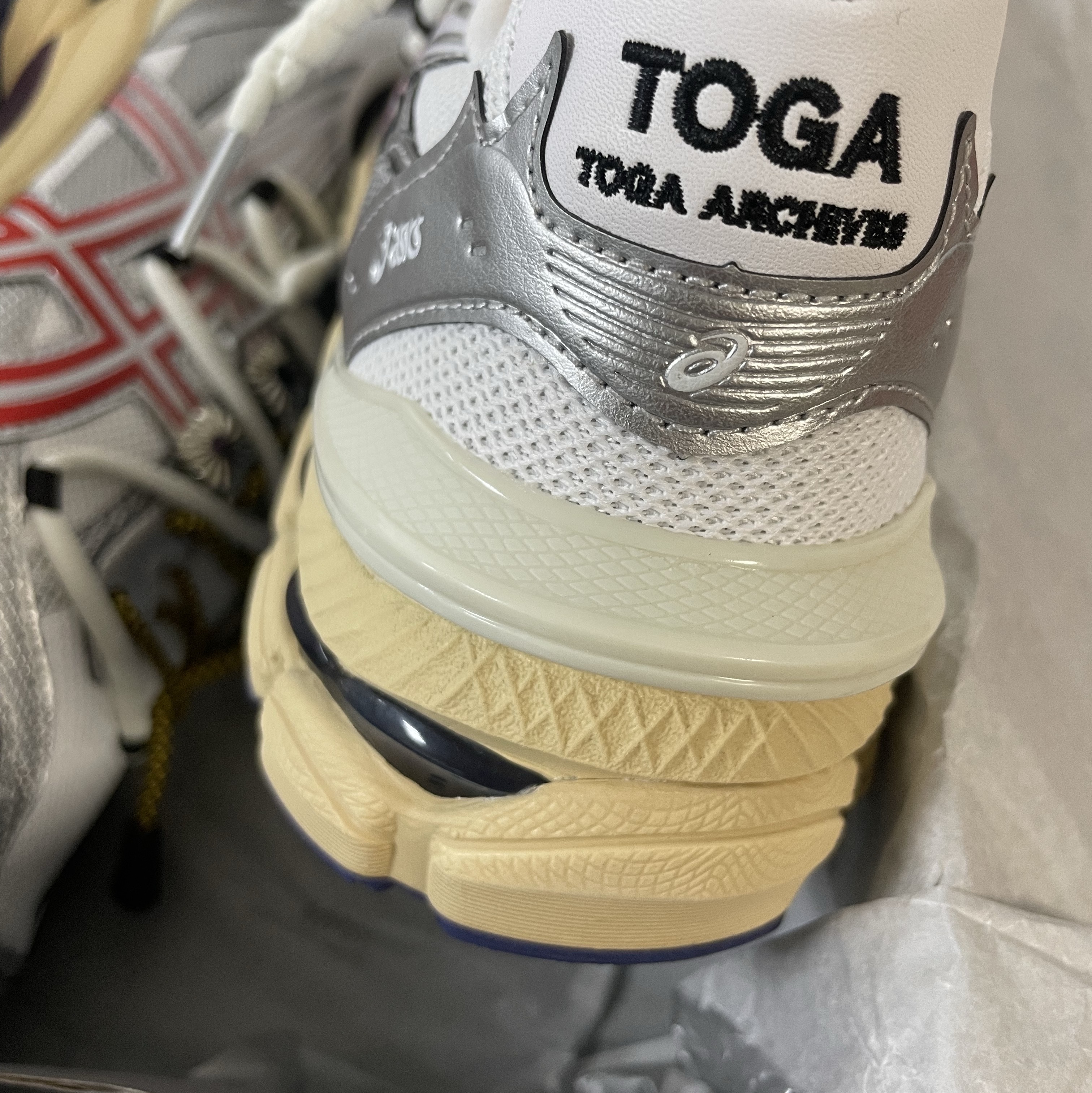 Asics x Toga Gel-Cumulus 16 TG White Red Pure Silver 착용 스타일 - 2