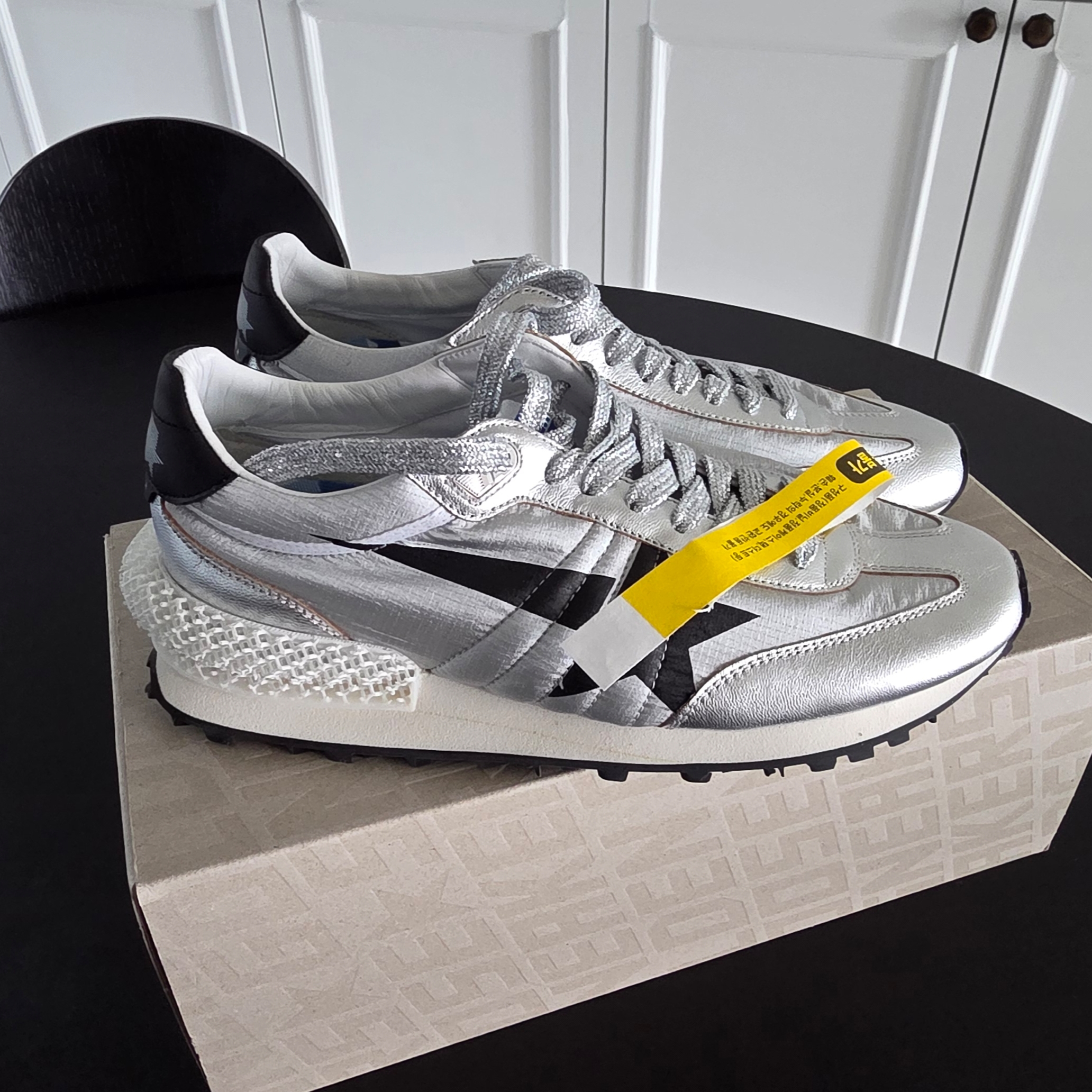 Golden Goose Black Star Marathon Sneakers Silver, Cartier Love Bracelet Yellow Gold 착용 스타일 - 3