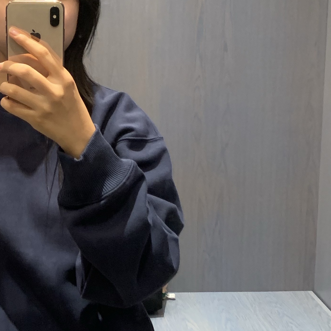 SATUR Dublin Unbalanced Cashmere Blend Knit Classic Navy 착용 스타일