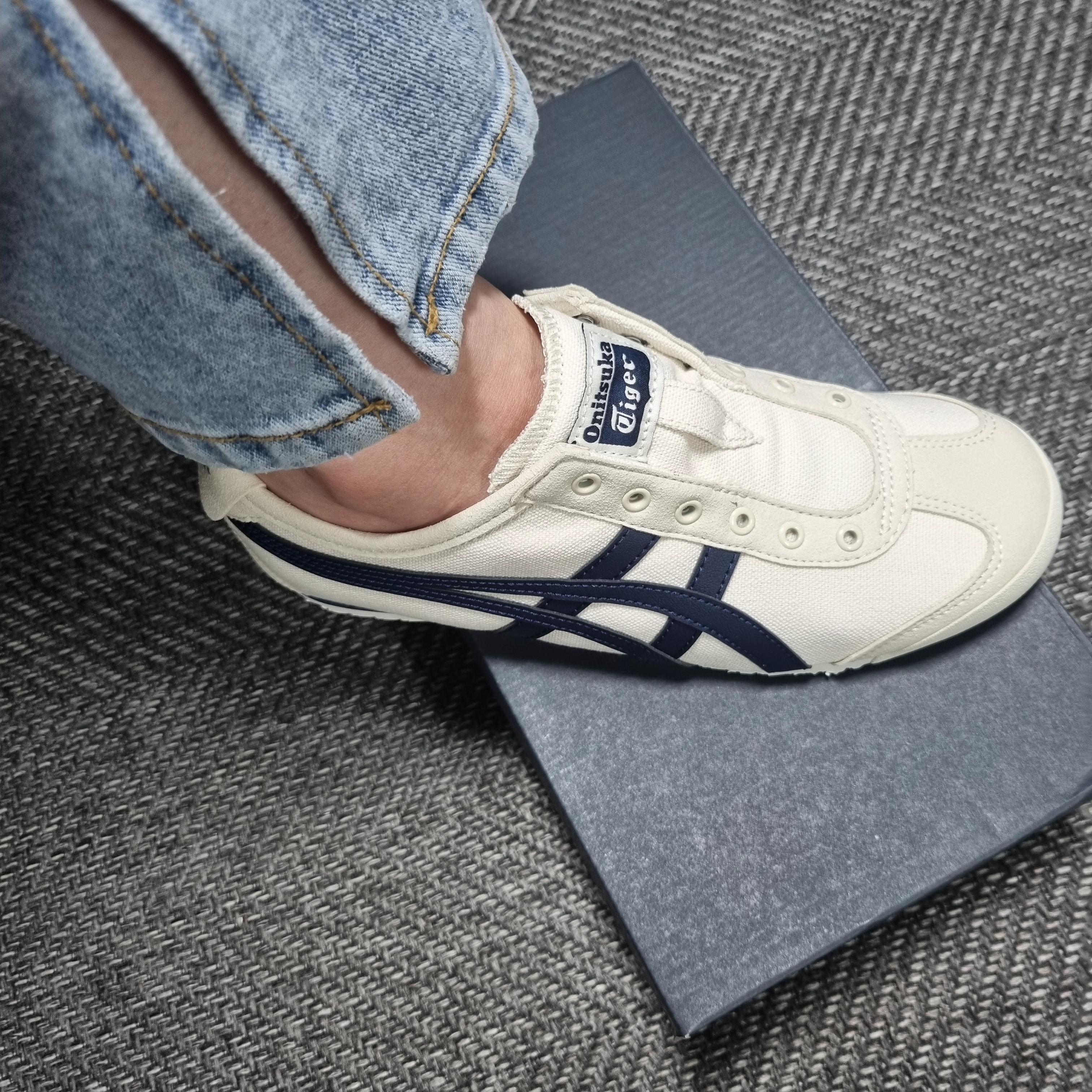 Onitsuka Tiger Mexico 66 Slip-On Birch Midnight 착용 스타일