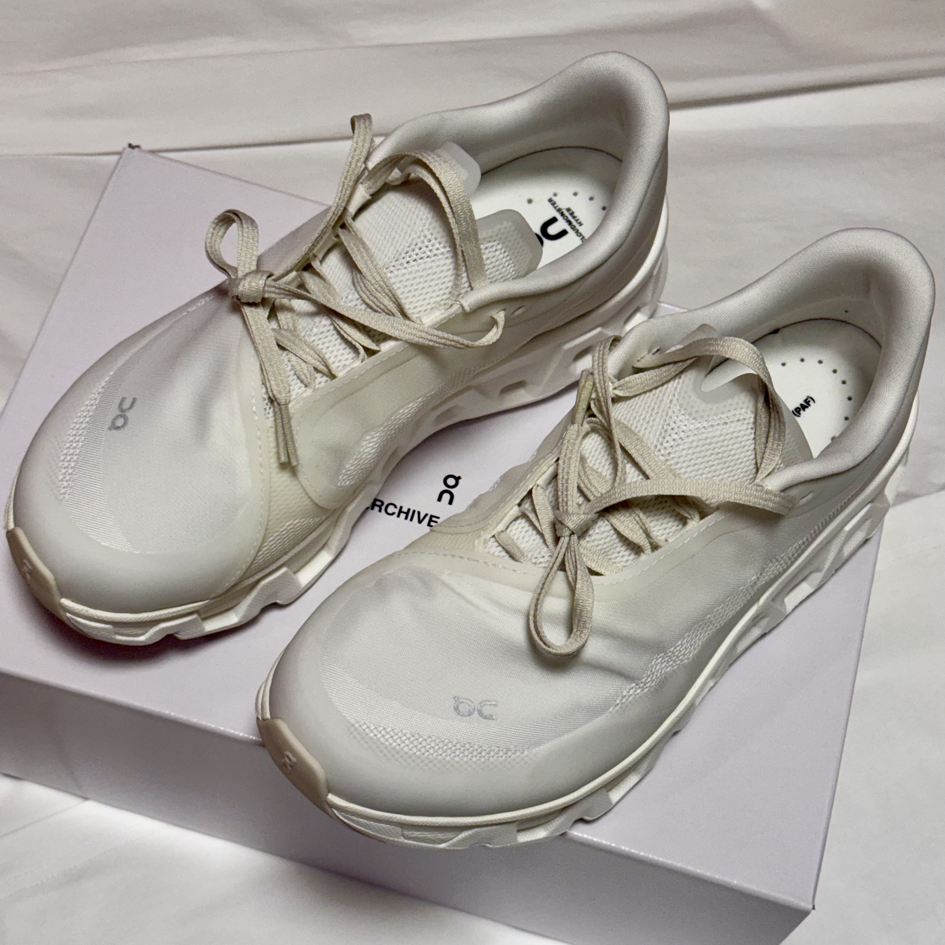 On Running x Post Archive Faction (Paf) Cloudmonster Hyper White 착용 스타일 - 1