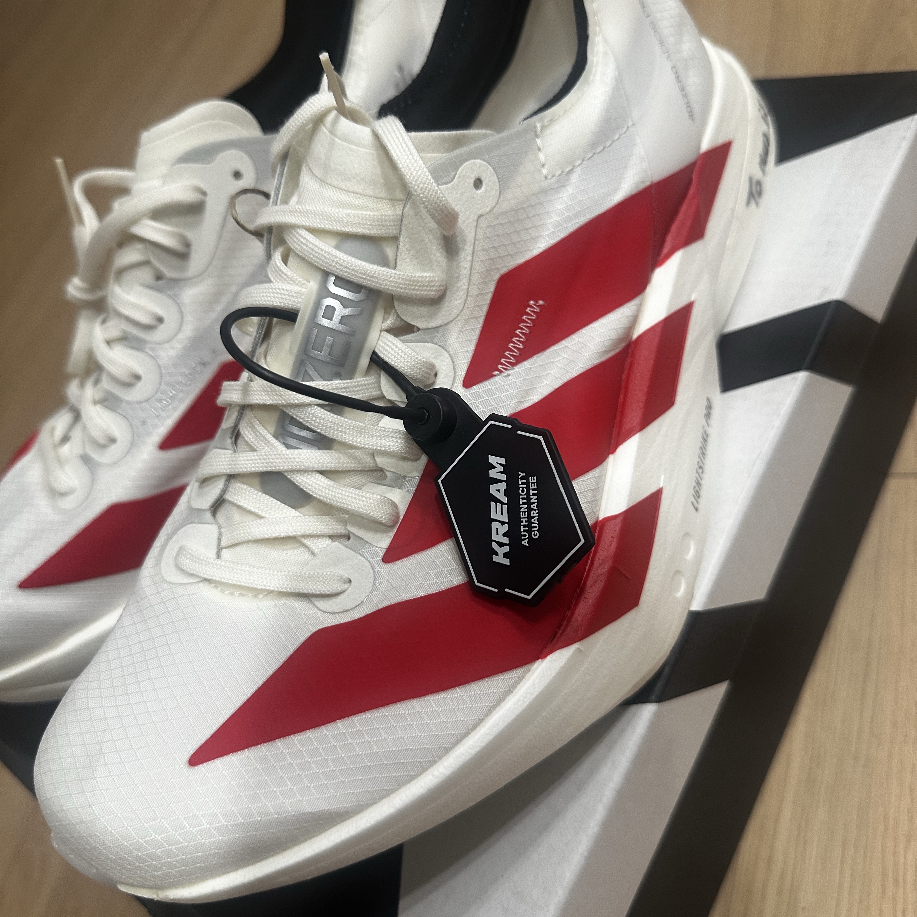 Adidas Adizero Adios Pro 4 Off White Better Scarlet 착용 스타일
