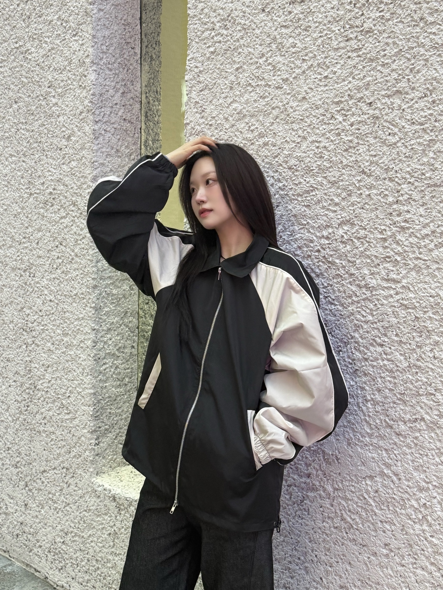SLOW RECORD HOUSE Piping Line Windbreaker Black & Beige 착용 스타일 - 3