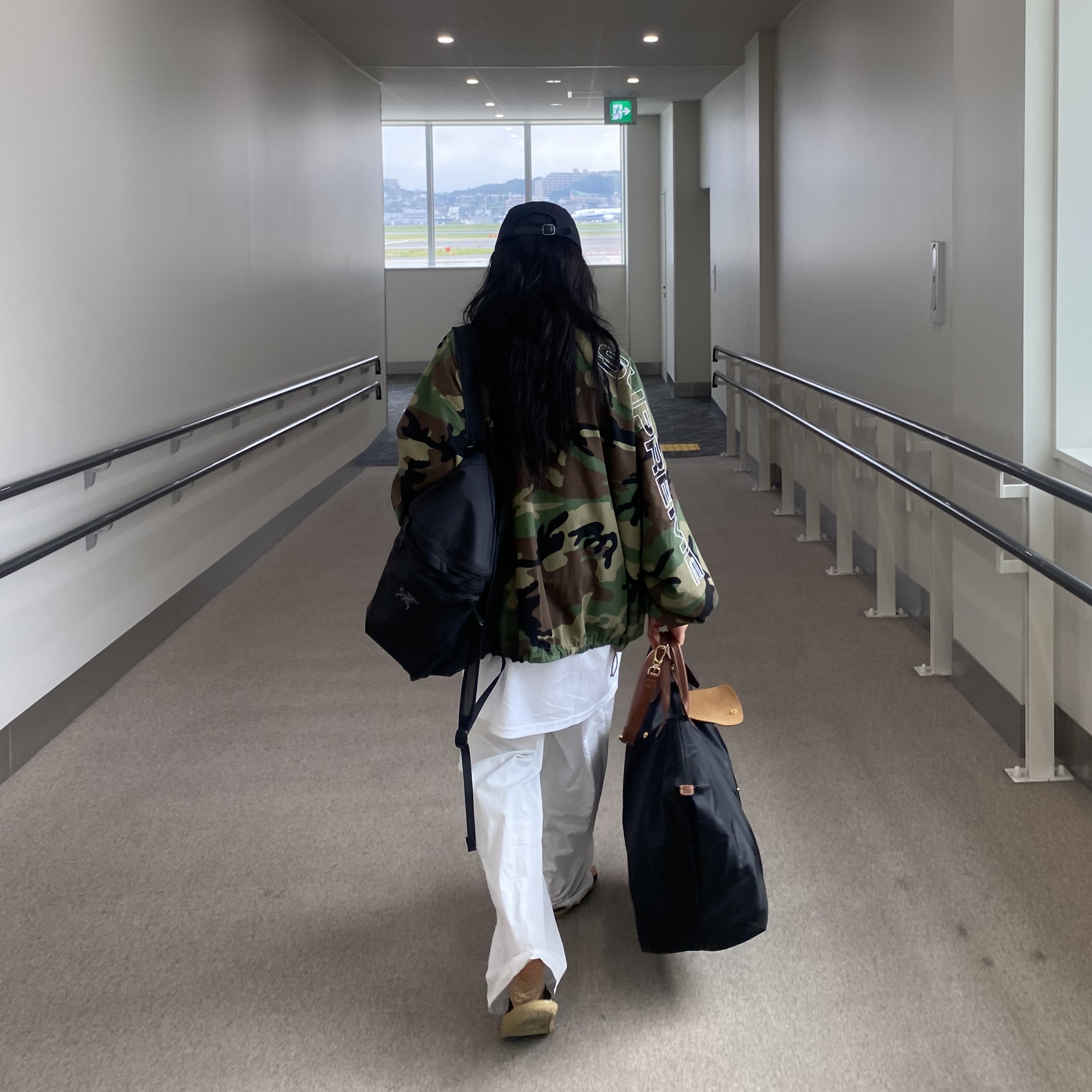 Arc'teryx Heliad 15 Backpack Black, Supreme Washed Chino Twill Camp Cap Black 착용 스타일