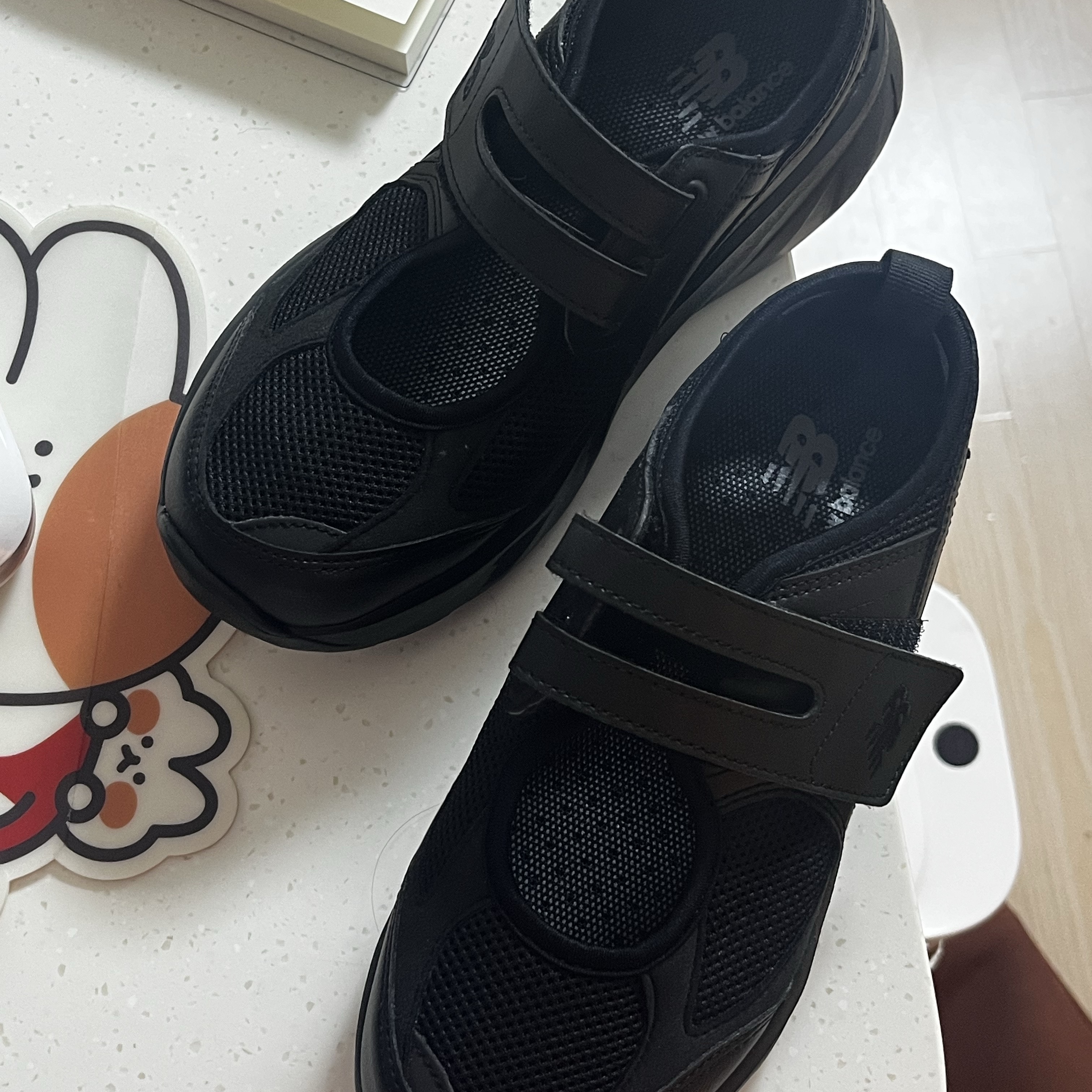 (W) New Balance Breeze SD2202 Triple Black 착용 스타일